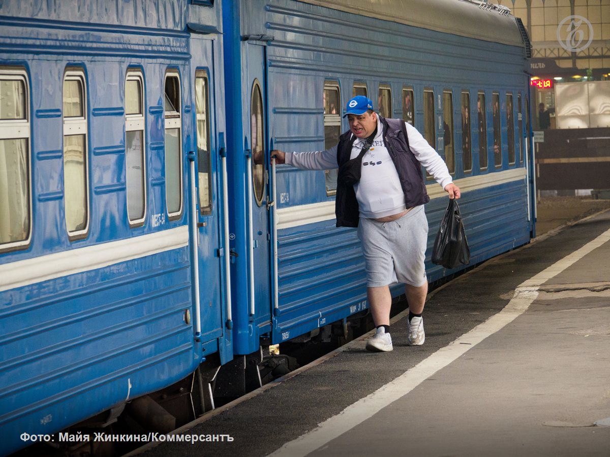 Перевозки пассажиров на Октябрьской железной дороге за I полугодие выросли на 5%  По итогам первого полугодия 2025 года по сетям Октябрьской железной дороги было перевезено в общей сложности 97,4 млн пассажиров. Это на 5% больше показателя за аналогичный период прошлого года, сообщили 2 июля в пресс-службе ОЖД.  Поездами пригородного сообщения в январе-июне этого года воспользовались 86,8 млн пассажиров  +5% к предыдущему году , поездами дальнего следования — 10,6 млн человек  +5,3% . В июне 2025 года на ОЖД перевезено более 18,9 млн пассажиров  +1% : 16,6 млн в пригородном сообщении  +0,3% , 2,3 млн человек — в дальнем следовании  +7% .