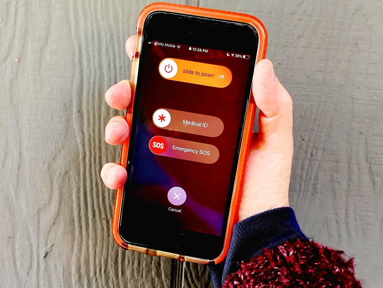 Мосгорсуд отклонил иск российского изобретателя который требовал от Apple 295 млрд рублей за функцию SOS В 2013 году Арташес Икономов запатентовал модель телефона с экстренной связью В 2019 году он предпринял попытку запретить продажи iPhone с функцией SOS однако проиграл дело В 2022 году он потребовал компенсацию 295 млрд рублей от Apple но опять проиграл суд Вдобавок Apple смогла аннулировать его патент После отклонения иска на 295 млрд рублей Икономов обжаловал решение и в январе 2026 года Мосгорсуд согласился что оснований для удовлетворения иска нет www iphones ru 1355942 новости iphonesru