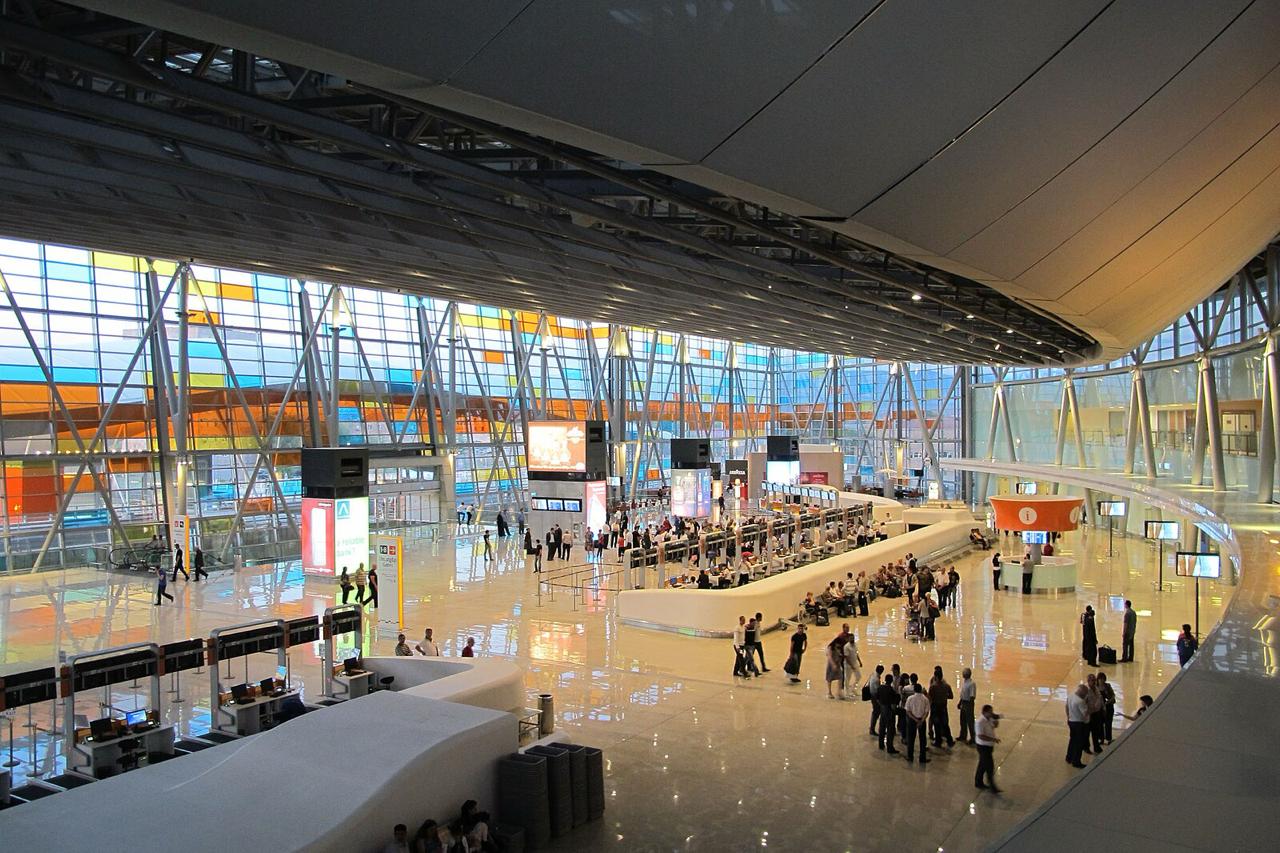 Аэропорт Звартноц готовят к расширению за 500 млн Гендиректор Armenia International Airports Марсело Венде рассказал Forbes что пассажиропоток уже достиг 5 5 млн человек в год хотя терминал рассчитан на 3 4 млн В планах строительство нового терминала увеличение числа выходов на посадку и расширение зон прибытия Также будут внедрены автоматический паспортный контроль и биометрические паспорта чтобы упростить путешествия lavamediaarm