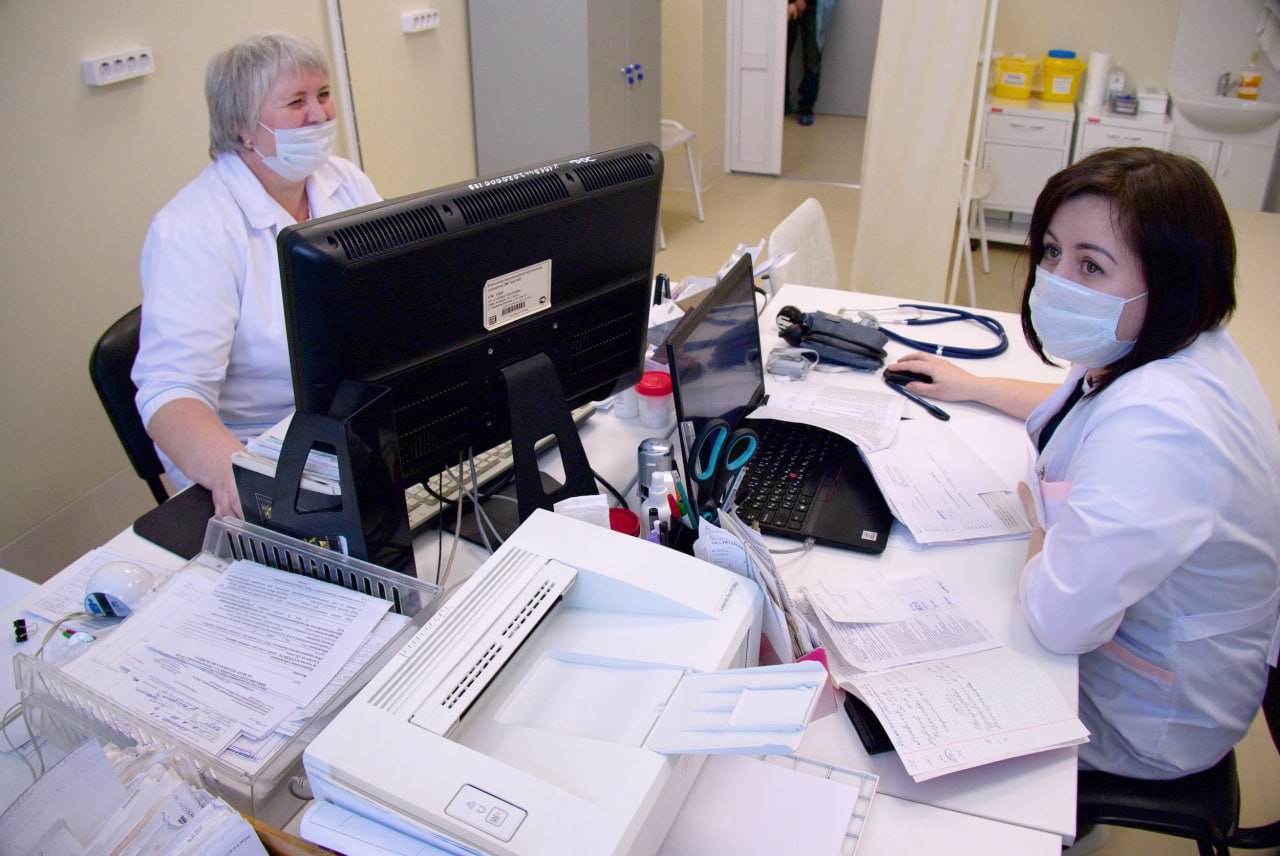 Диспансеризацию пройдут за год 2 9 миллиона жителей Челябинской области Диспансеризацией и профосмотрами планируют охватить 2 9 миллиона южноуральцев Особое внимание уделят здоровью участников СВО Планы на 2026 год обозначил губернатор Алексей Текслер на областном совещании Он поручил главам муниципалитетов активно взаимодействовать с минздравом и работодателями для эффективной организации профилактических мероприятий В 2025 году профилактические обследования прошли почти 2 4 миллиона жителей региона Сейчас поставлена новая цель увеличить на полмиллиона число участников профосмотров и диспансеризации Это не только вопрос просто здравоохранения Это масштабная системная работа которая позволяет реально увеличить продолжительную активную и самое главное здоровую жизнь наших жителей подчеркнул Алексей Текслер Подписаться на vecherchel   Поддержать Читать в Мах