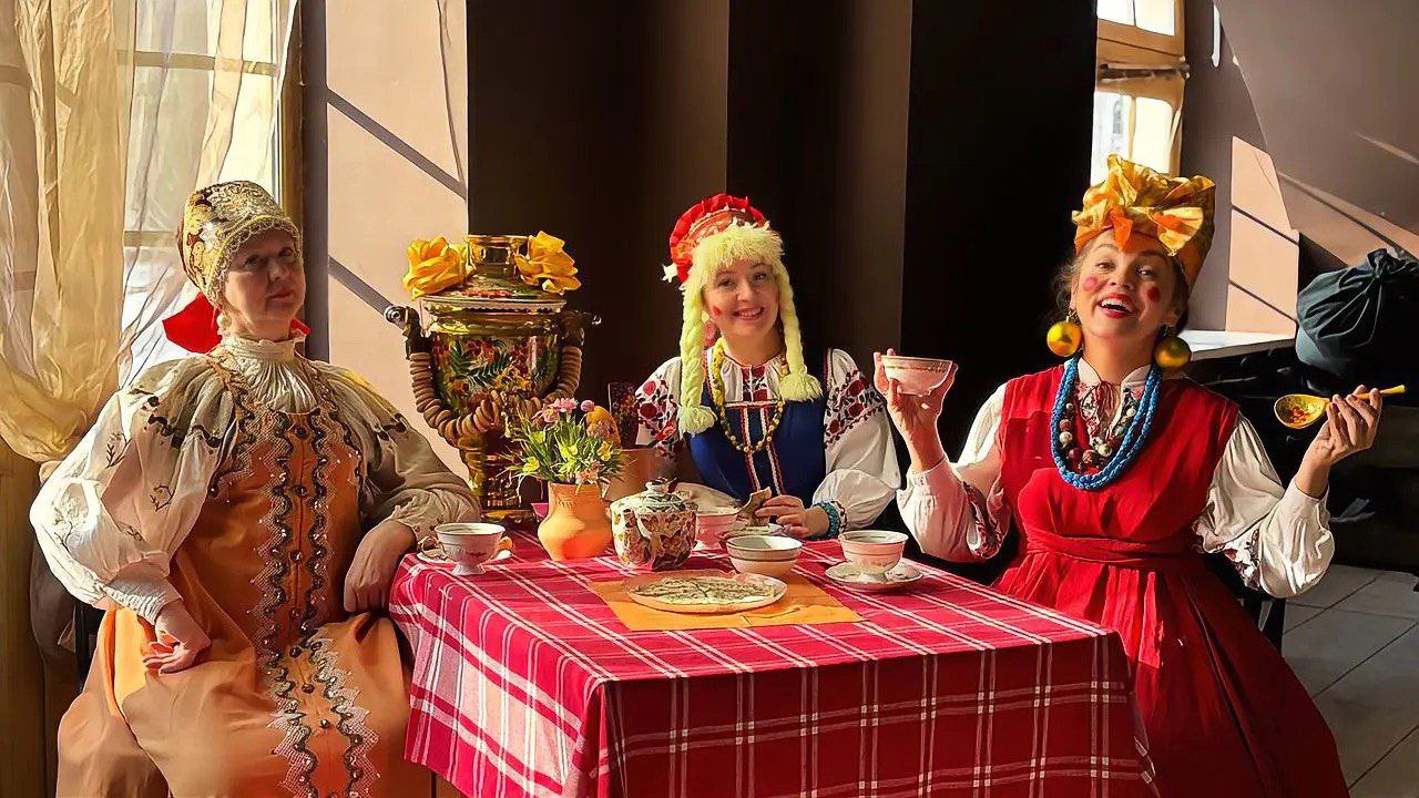 С 10 по 22 февраля в Национальном музее Республики Татарстан и его филиалах пройдут масленичные гуляния для детей с обязательным чаепитием с блинами Национальный музей РТ Госпожа честная Масленица 8 Театрализованное представление со скоморохами народные игры и рассказ о традициях праздничной недели мастер класс по изготовлению куклы Петрушки Квест На Масленицу от Булгар 10 14 лет Интеллектуально подвижная игра в жанре сказочного детектива Музей А М Горького и Ф И Шаляпина Не все коту Масленица 7 Знакомство с музеем вместе с музейным котом Максимом и мастер класс по выпечке традиционных булочек в форме жаворонков и солнышек Масленица в Музее Боратынского 12 Знакомство с казанскими традициями прощания с зимой и особым характером каждого дня масленичной недели Дом музей В И Ленина Разговоры о масленице 7 Интерактивная костюмированная программа с познавательными играми Фото предоставлено пресс службой Национального музея РТ journal kazan