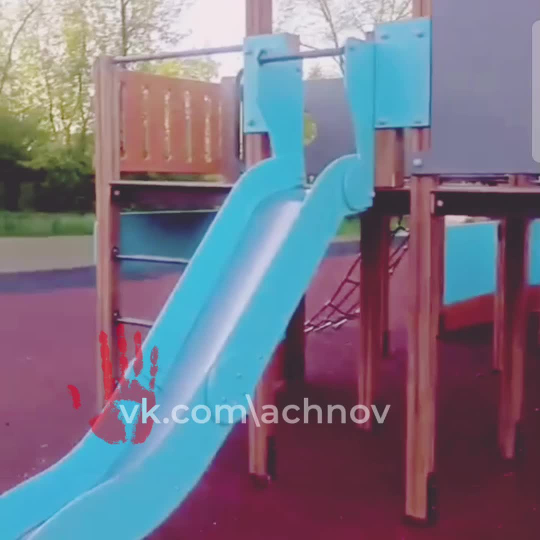 Трехлетний ребенок травмировался на сломанном игровом комплексе в Копейске