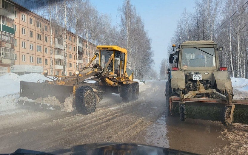 Затопило улицы  Несколько улиц Воткинска затопило из-за повреждения водопровода. На месте работают бригада местного Водоканала и дорожные службы, в нескольких домах понижено давление в системе водоснабжения  Фото: Алексей Заметаев    #Удмуртия #Ижевск