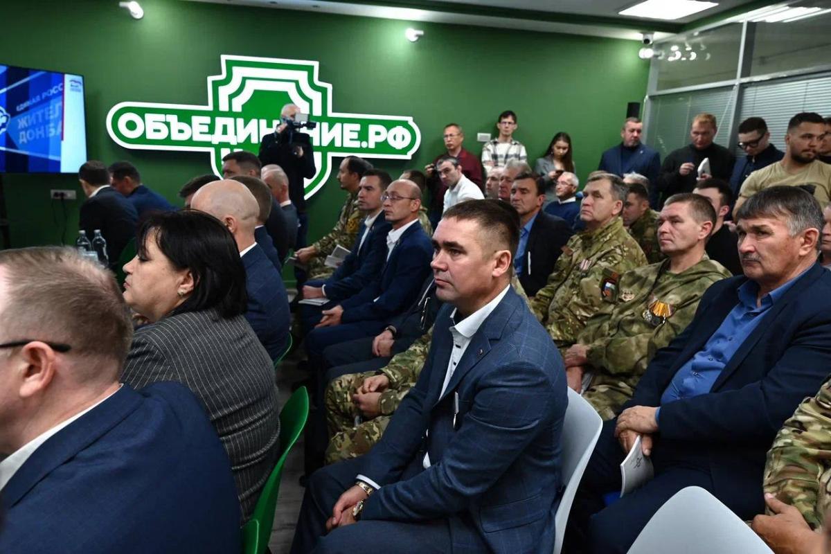 В Челябинске открыли центр личностного и профессионального роста для бойцов СВО   gubernia74 ru articles policy 1136685 В первом методическом центре общественно политических компетенций который накануне начал работать в столице региона ветераны спецоперации будут учиться законотворчеству знакомиться с современными методами коммуникации и взаимодействию с избирателями Также центр станет площадкой для обмена опытом и реализации разных проектов Рад что в нашем регионе создана площадка которая объединит участников спецоперации ставших депутатами всех уровней обратил внимание губернатор Алексей Текслер на открытии центра Это пилотный проект для всей страны и мы гордимся что эта инициатива исходит из Челябинской области   t me chgub