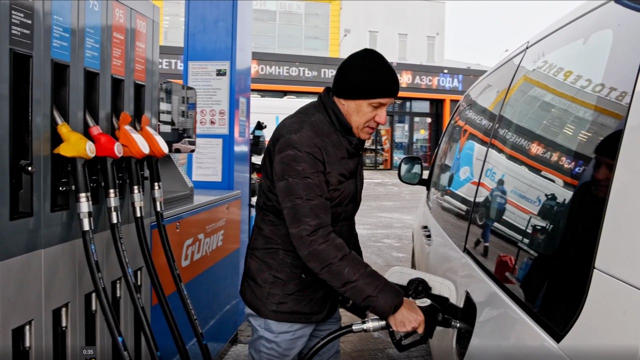 На фоне устойчивой минусовой температуры и прогнозов о дальнейшем похолодании выбор дизельного топлива снова становится актуальным для автовладельцев Главный редактор журнала За рулём Максим Кадаков посетив АЗС Газпромнефть напомнил в Telegram канале издания что дизель принципиально отличается от бензина по условиям эксплуатации В отличие от бензина который используется круглогодично дизельное топливо требует сезонного подхода подчёркивает эксперт По словам Кадакова все дизельные марки топлива в России имеют буквенную маркировку по температурному режиму летнее Л до 5 C межсезонное Е до 20 C зимнее З до 38 C арктическое А до 44 C и ниже При этом визуально отличить зимний дизель от летнего невозможно цвет и запах одинаковы Основное отличие кроется в составе в летнем топливе больше парафинов которые на морозе кристаллизуются и делают дизель густым Но есть способ определить какое топливо будет залито в бак без сложных экспертиз Для этого нужно изучить паспорт качества доступный в уголке покупателя на АЗС