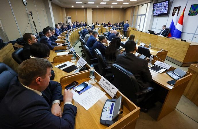 Олег Кожемяко поручил привести в порядок все памятники и воинские захоронения в преддверии Дня Победы в Приморье   Губернатор Приморья Олег Кожемяко поручил главам муниципалитетов уделить особое внимание благоустройству мемориалов воинской славы и захоронений погибших в годы Великой Отечественной войны и в ходе специальной военной операции в преддверии Дня Победы.    Глава региона сделал соответствующее заявление в понедельник, 20 января. Губернатор подчеркнул, что все работы по благоустройству памятников нужно завершить до того времени, когда начнутся памятные мероприятия и родительские дни. «Уважаемые главы, прошу внимательно посмотреть по памятникам и местам воинских захоронений, которые есть в ваших муниципалитетах. Когда позволит погода, везде лично побывать. Заложить денежные средства. Перед 9 мая будут еще родительские дни. Будут посещения кладбищ. Обратите особое внимание на состояние проездов, на вывоз всех отходов, которые могут скопиться после уборки, установку контейнеров и доступ к этим контейнерам. Посмотрите все проходы и проезды, которые могут быть завалены после зимы. Обязательно посмотрите, чтобы все могилы участников специальной военной операции были обустроены надлежащим образом. Сами пройдите и посмотрите. Это ваша задача. Возьмите на особый контроль», – заявил Олег Кожемяко.  Напомним, всего в Приморье запланировано более 1,5 тысячи мероприятий, приуроченных к 80-летию Великой Победы. Они будут проходить в течение всего года во всех городах и районах края.