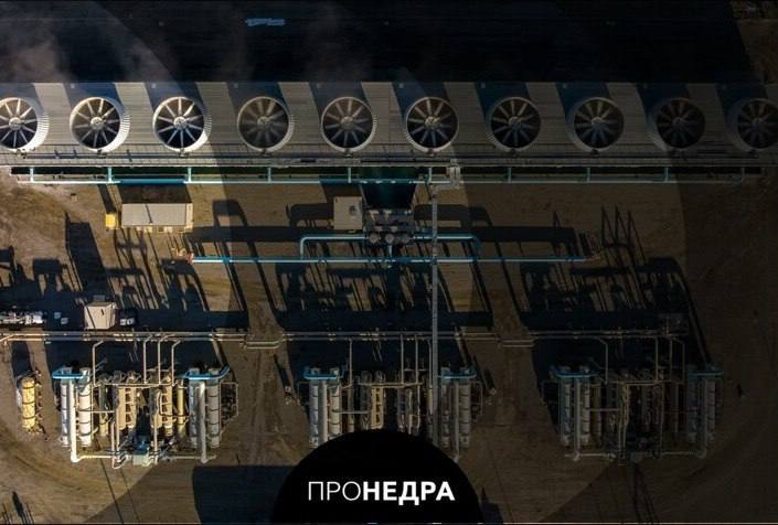 В США вырастут тарифы на электроэнергию из-за роста потребления энергии дата-центрами Американские энергетические компании подали заявки на повышение тарифов на электроэнергию на 142% или около 29 млрд долларов дополнительно в первой половине 2025 года, сообщает Financial Times. Главной причиной необходимости увеличения тарифов стал резкий рост спроса со стороны центров обработки данных IT-компаний. По прогнозу BloombergNEF, за десятилетие энергопотребление таких центров более чем удвоится. Лоббисты энергетиков из PowerLines предупреждают: США не готовы к резкому росту нагрузки на существующие сети. Остается открытым и вопрос о том, кто должен оплачивать развитие ИИ-инфраструктуры - корпорации или все население страны. Пронедра/Подписывайся