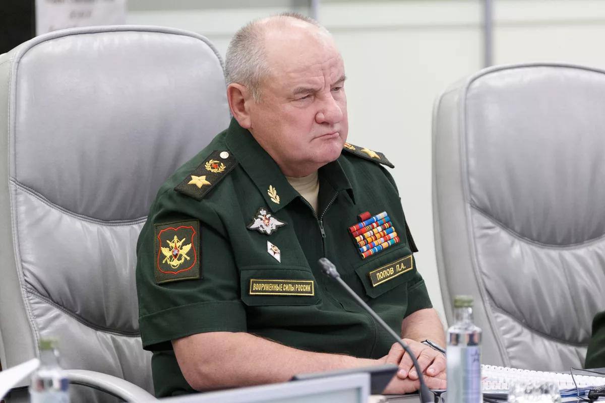 Бывшему замминистра обороны России Павлу Попову вменили новые обвинения: превышение полномочий, незаконный оборот оружия и служебный подлог. Попов отвечал в армии за инновации