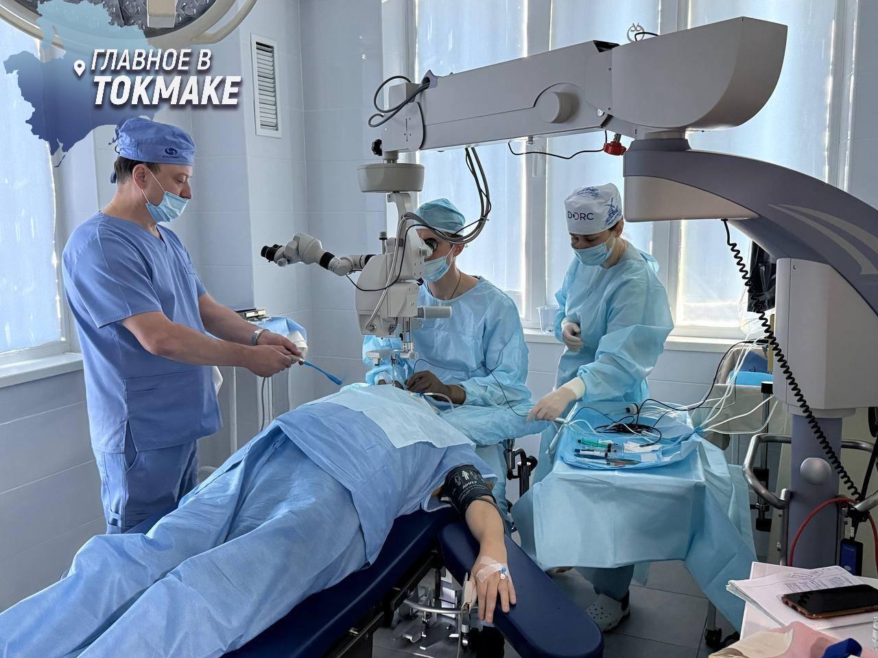 В Запорожской области врачи Федорова провели более 500 офтальмологических операций Бригада офтальмологов из федерального центра «Микрохирургия глаза» Минздрава РФ снова работает в Запорожской области. Под руководством Дмитрия Арсютова проведено уже более 500 сложнейших операций, включая вмешательства при катаракте, глаукоме и диабетических осложнениях. Установлено новое оборудование в больницах Мелитополя, Бердянска и других городов. А профилактику зрения уже прошли более 3 тысяч школьников региона. Работа продолжается.