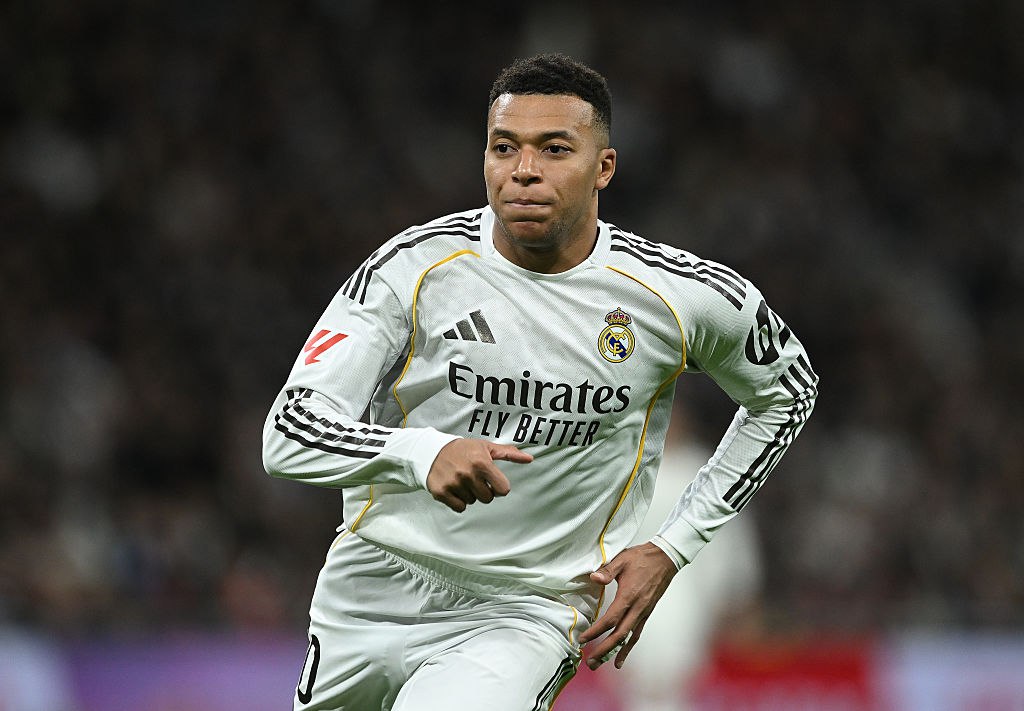 Мбаппе выбыл на три недели из за травмы колена Нападающему мадридского Реала Килиану Мбаппе диагностировано растяжение связок левого колена Об этом сообщается на сайте испанского клуба Сроки восстановления француза не уточняются L Equipe пишет что Мбаппе пропустит три недели Таким образом нападающий пропустит Суперкубок Испании матчи которого пройдут в Саудовской Аравии с 7 по 11 января В нынешнем сезоне 27 летний Мбаппе в 24 матчах за Реал во всех турнирах забил 29 голов и отдал пять результативных передач Getty Images Подписаться на РБК Спорт