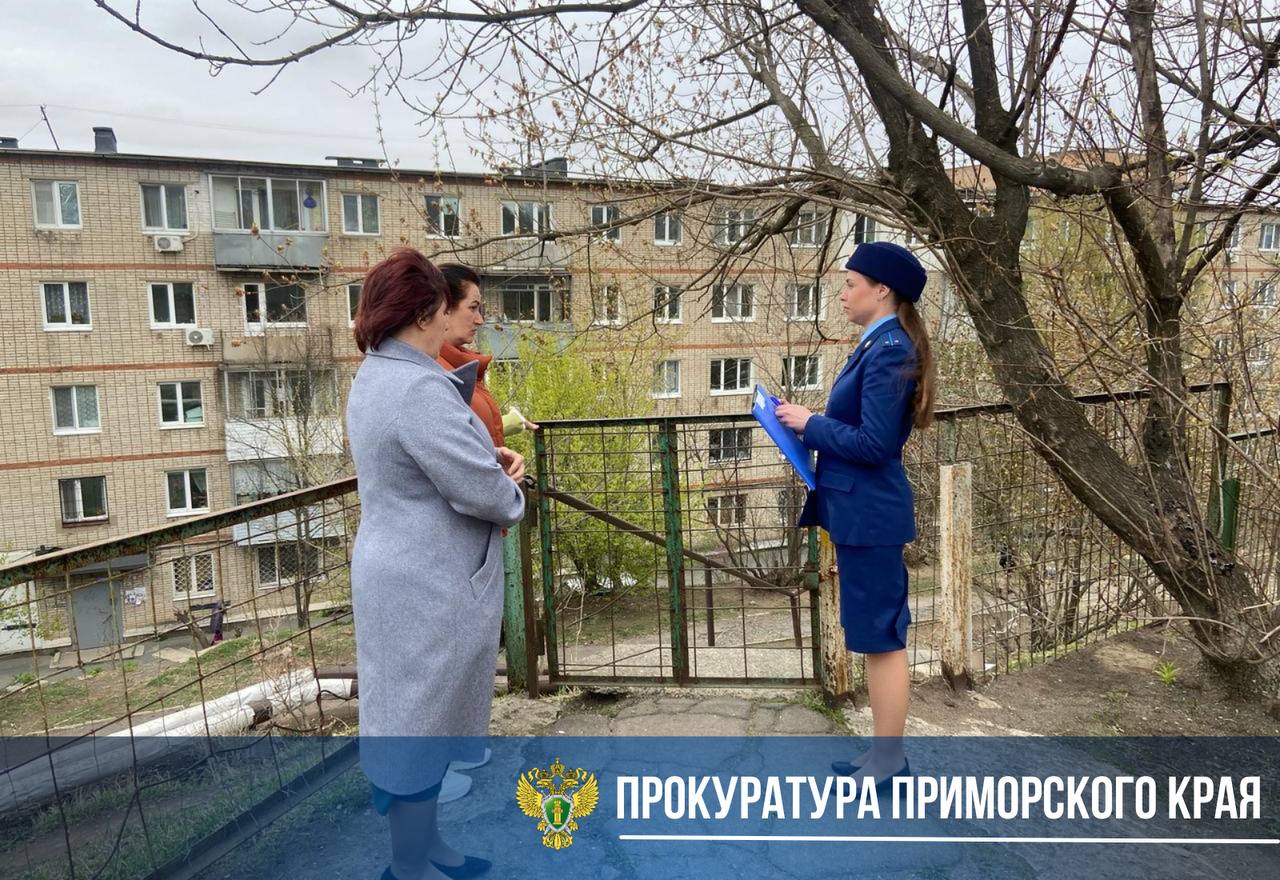 Прокуратура проводит проверку по факту ненадлежащего содержания лестницы и ограждения детского сада во Владивостоке Поводом для организации проверки стал сигнал в средствах массовой информации об опасном состоянии лестницы и ограждения, не обеспечивающего должной безопасности воспитанников детского сада № 165 на улице Полярной во Владивостоке. Длительное время органами власти меры по восстановлению объектов не принимались, что потребовало участия в решении проблемы прокуратуры. На место выехал представитель надзорного ведомства, куда вызвал начальника отдела дошкольного образования города, а также заведующую детского сада. В ходе осмотра установлено, что текущее состояние лестницы небезопасно для передвижения пешеходов и представляет угрозу их здоровью. По факту длительного бездействия главе города Владивостока внесено представление. Кроме того, ранее судом удовлетворены требования прокурора о выделении финансирования и установке ограждения на территории дошкольного учреждения. Фактическое восстановление прав детей и исполнение решения суда находится на контроле в надзорном ведомстве.