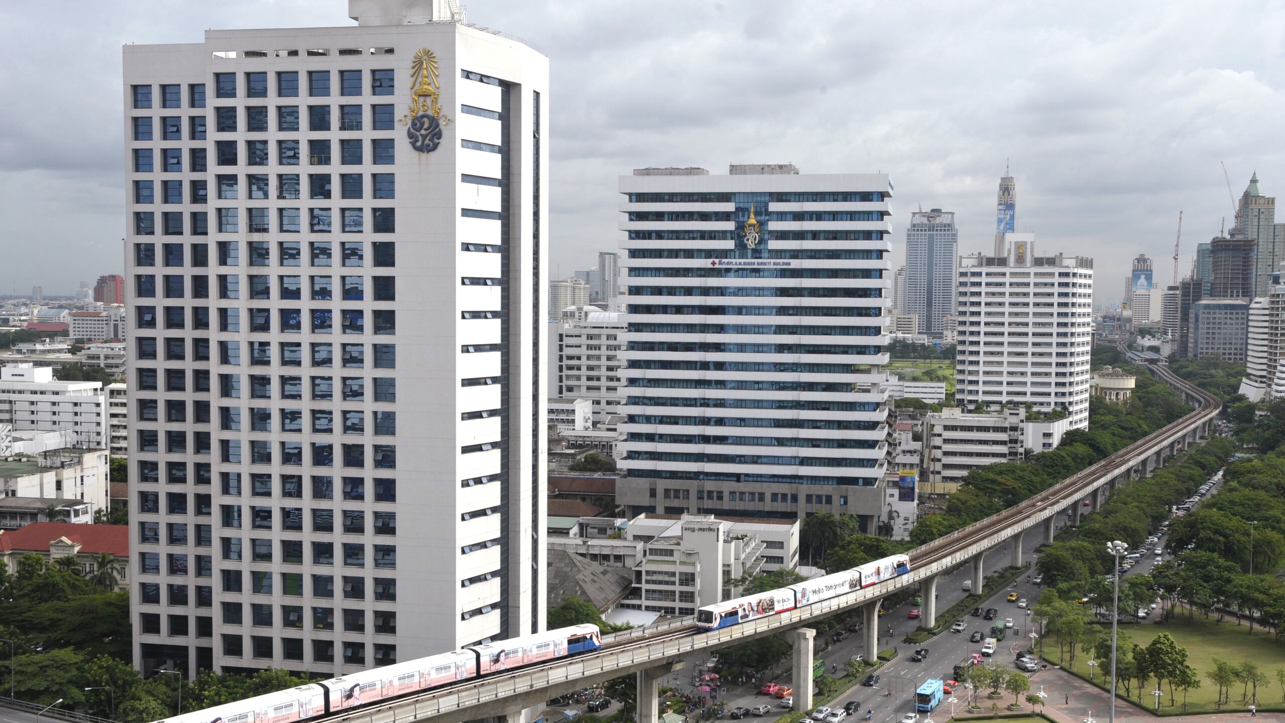 Выходцы из Южной Азии останавливают туристов в том числе россиян на улицах Бангкока Паттайи и Пхукета и убеждают их купить стопроцентное травяное средство от облысения за 200 долларов а тем кто отказывается угрожают полицией требуя оплатить открытые для них в качестве образца бутылочки рассказал РИА Новости консультант таиландского Совета по защите потребителей ветеран туристической полиции Таиланда подполковник в отставке Амон Сыамйот По его словам мошенники применяют эффективные приемы убеждения демонстрируют фотографии якобы вылеченных от облысения людей до и после а иногда даже подводят к потенциальному клиенту излечившихся покупателей