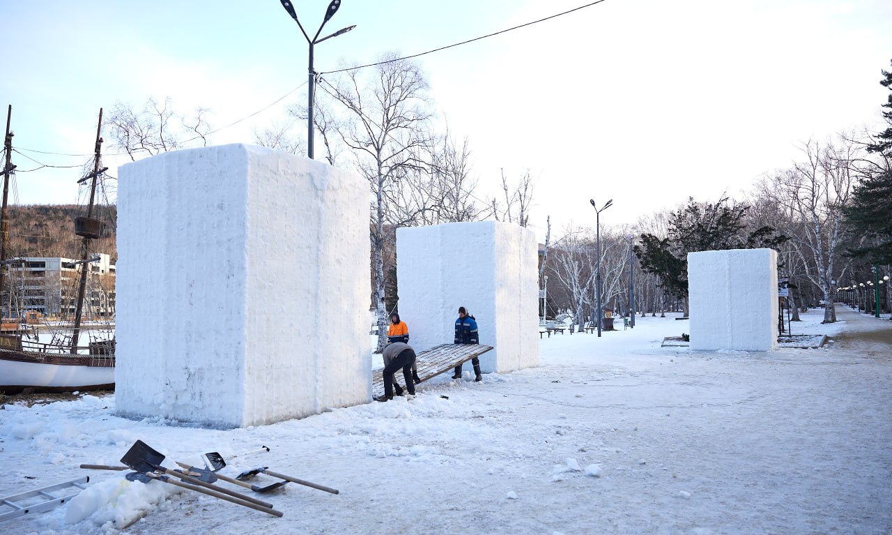 Праздничный городок из ледовых фигур возводят в Южно-Сахалинска  В городском парке областного центра началось строительство праздничного городка. Ориентировочно к 25 декабря здесь должны появиться 6 ледовых и 6 снежных фигур.  Скульптурные композиции этого года посвящены известным русским сказкам, Деду Морозу, Снегурочке и, конечно же, будет фигура символа наступающего 2025-го - Змея.  Одну из фигур посвятят IV Российско-Китайским молодёжным зимним играм - их изобразят в виде Медведя и Панды и установят в районе светомузыкального фонтана. Здесь же появится и большая композиция из льда "Когда холод объединяет сердца".  Сегодня, 20 декабря, на озере Верхнем скульпторы из Хабаровска уже начали резку большой ледовой фигуры "Я люблю Сахалин". Лед для фигур привезли из Поронайского района. Толщина каждого блока - не меньше 40 сантиметров.  Все ледовые фигуры оборудуют подсветкой. Для создания снежных композиций работает снежная пушка. Она уже создала необходимое количество искусственного снега, сообщают в мэрии Южно-Сахалинска.  На территории парка стоят специальные короба, нужные для формирования снежных кубов. Из них художники также будут высекать скульптуры Деда Мороза на тройке лошадей, зайку и снеговика, самовар с чашками и другие композиции.    Прислать новость   Подписывайся на «АСТВ.ру»