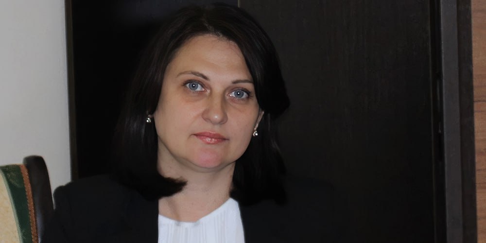Ирину Гак, покинувшую страну из-за политического преследования, лишили статуса адвоката из-за проживания за пределами РФ — это первый подобный случай Об этом сообщила адвокат Каринна Москаленко, внимание обратило издание «Слово защите»: «Адвокатская палата Ростовской области по требованию Минюста послушно лишила адвокатского статуса Ирину Гак — человека, по-настоящему преданного адвокатскому долгу! За что? За то, что она по личным уважительным причинам не могла находиться в России. С праздником адвокатуры, дорогие товарищи!?», — написала Москаленко. Случай Ирины Гак — первый известный факт лишения адвокатского статуса на основании проживания за пределами РФ. Это стало возможным благодаря поправкам в закон «Об адвокатской деятельности», которые были приняты в апреле 2024 года. По ним адвоката можно лишить статуса, если он выехал из РФ более чем на год без «уважительной причины». Гак была адвокатам активиста Анатолия Березикова, который скончался в июне 2023 года в спецприемнике Ростова-на-Дону за день до того, как должен был выйти на свободу. До этого мужчина сообщал о пытках. По словам Гак, у него были зафиксированы следы от электрошокера. Березиков был активистом штаба Навального в Ростове, участвовал в митингах, был наблюдателем на выборах и ярко выражал антивоенную позицию. Против него планировали возбудить уголовное дело о госизмене, а во время пыток сотрудники ФСБ обещали «посадить его пожизненно», пишет «Первый отдел». После смерти активиста силовики пришли с обысками к самой Ирине Гак по делу о «доведении до самоубийства» — и женщина покинула РФ. Подписаться на «Новую-Европа»