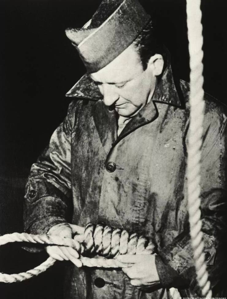 16 октября 1946 года по приговору Нюрнбергского трибунала в здании Нюрнбергской тюрьмы были казнены нацистские преступники В том числе Риббентроп Кейтель Кальтенбруннер Розенберг Франк Фрик Штрейхер Заукель Йодль и Зейсс Инкварт Геринг как известно за день до приведения приговора в исполнение покончил с собой Еще один преступник Мартин Борман был приговорен к смертной казни заочно так как сумел скрыться позже выяснилось что он погиб при попытке бегства Быть палачом добровольно вызвался сержант американской армии Джон Вуд После казни тела повешенных и Геринга положили в ряд и сняли для истории Затем их предали сожжению а на другой день прах развеяли с самолета по ветру Останки Гитлера Евы Браун Геббельса и его семьи до 1970 года тайно хранились в военном немецком городке в советской зоне влияния Магдебурге а после были также сожжены и развеяны по ветру по приказу Андропова