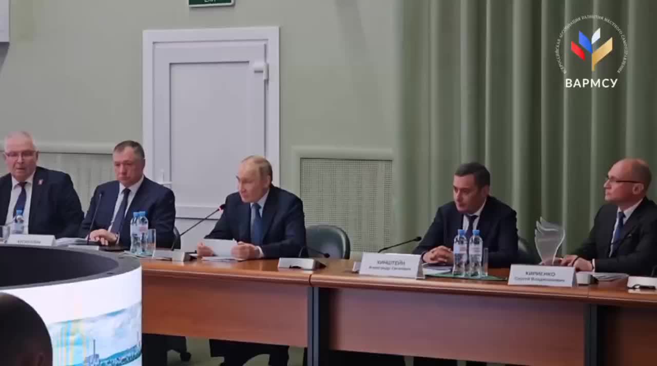 Владимир Путин вручил премию 'Служение' Юрию Польскому в Курской области