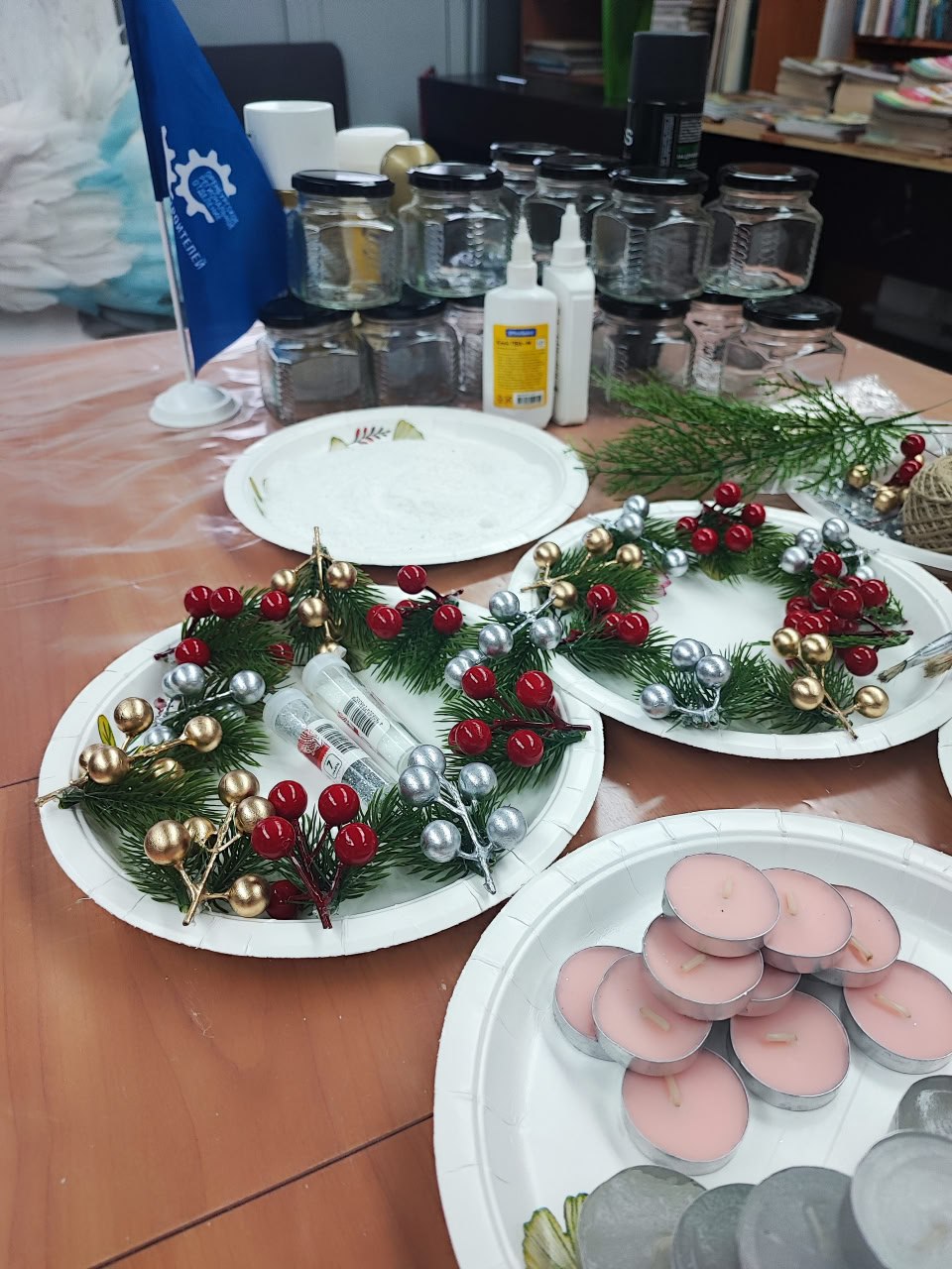ПРАЗДНИЧНЫЙ МАСТЕР КЛАСС Ко дню рождения санатория профилактория Чайка был подготовлен ряд праздничных мероприятий для гостей заезда При содействии Оренбургского РО СоюзМаш России сотрудники Чайки провели мастер класс для отдыхающих по изготовлению новогоднего подсвечника Из обычной стеклянной баночки небольшого размера при помощи самых простых и доступных материалов а также капельки фантазии получились красивые праздничные подсвечники сделанные своими руками Гости санатория с удовольствием поучаствовали в мастер классе а затем забрали свои изделия с собой на память об этом замечательном дне И теперь эти милые подсвечники украсят новогодний стол в самую волшебную ночь в году СоюзМаш СоюзМашОренбург