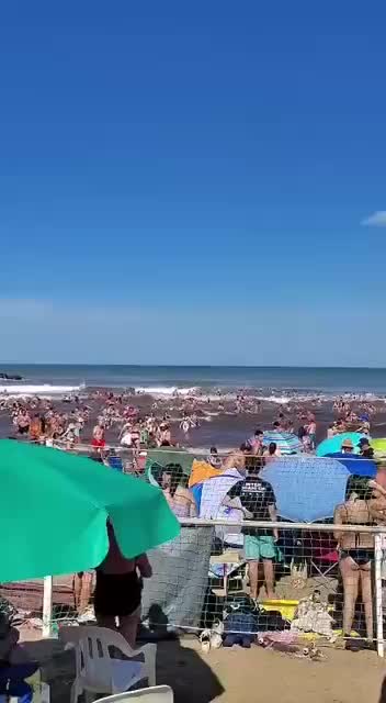 Гигантская волна унесла жизнь одного человека и травмировала 35 в Санта Клара дель Мар, Аргентина