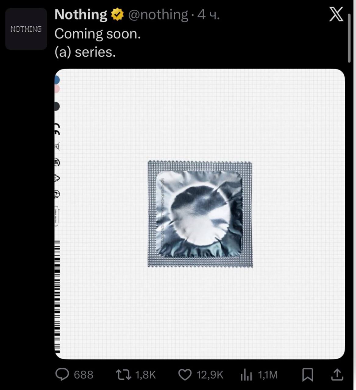 Вот вам презерватив Nothing тизерит новый девайс a серии необычным изображением Компания опубликовала в соцсетях картинку презерватива явно намекая на скорый анонс нового устройства линейки a Что именно означает такой тизер пока неясно возможно цвет или текстура упаковки намекают на дизайн корпуса будущего гаджета Среди вероятных вариантов среднебюджетный Nothing Phone 4a который по слухам получит чипсет Snapdragon 7 й серии от Qualcomm либо новые доступные накладные наушники Headphone a о разработке которых сообщалось ранее Ждем подробностей