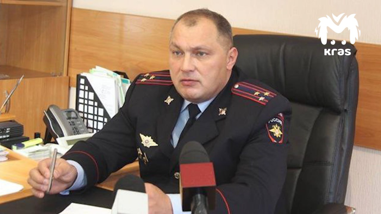 Силовики пришли к начальнику миграционного отдела канской полиции. Предварительно, он незаконно помогал иностранцам переезжать в Россию. По информации источника Kras Mash, сотрудники Следкома работают в отделении. Вместе с Виталием Шайхутдиновым на втором фото под уголовное дело якобы попадает бывший начальник полиции Канска Николай Банин первое фото . Ранее Банин уволился с должности. Его жена фигурирует в уголовном деле родственника бывшего мэра города Андрея Береснева.