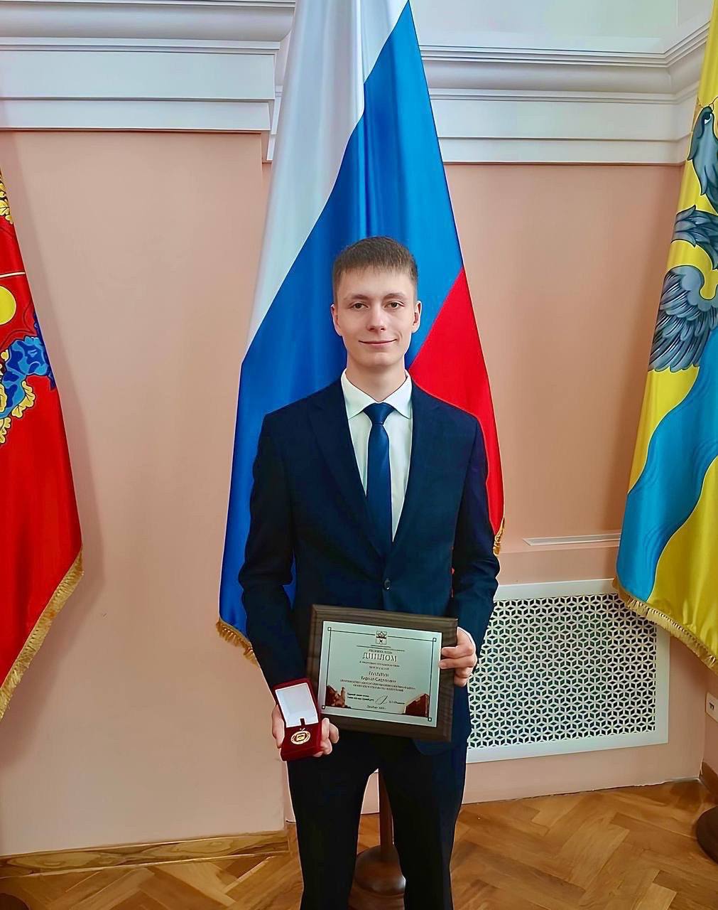 Пул 56 Оренбургский спортсмен стал серебряным призером чемпионата мира по легкой атлетике С 27 сентября по 5 октября 2025 года в Нью Дели Индия проходит чемпионат мира по лёгкой атлетике среди спортсменов с инвалидностью В нем принимают участие 70 российских спортсменов и 3 спортсмена ведущих На главном старте сезона будут разыграны 186 комплектов медалей ожидается участие более 1000 спортсменов Оренбуржец Кирилл Глазырин завоевал серебряную медаль на дистанции 400 м показав результат 52 25 сек Тренируется Кирилл под руководством Геннадия Чеботарева Переходите по ссылке и присоединяйтесь к нам в подробнее на канале Пул 56