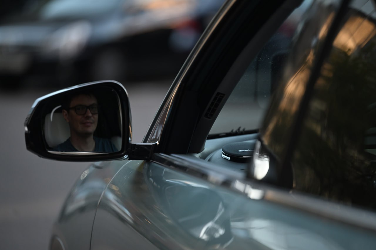 Средняя стоимость электрокаров в Петербурге снизилась на 30 процентов За год цена на электромобили опустилась примерно до 5 5 миллиона рублей Самыми доступными оказались NIO ES6 48 4 процента или 5 1 миллиона рублей Hongqi E HS9 21 процент или 7 5 миллиона рублей Zeekr 001 10 4 процента 6 7 миллиона рублей а наиболее популярными у российских автомобилистов стали Ora Zeekr Hongqi Voyah и Jidu При этом особенно высокую динамику спроса показала модель Ora 03 Ее востребованность увеличилась в 4 1 раза Однако в объявлениях чаще всего встречались Zeekr Jidu NIO Ora и Voyah Но наибольшую долю заняли например Jidu ROBO 01 20 4 процента Zeekr 001 14 6 процента и Ora 03 12 1 процента Евгения Гусева Читай нас в MAX Подпишись на Комсомольскую правду СПб