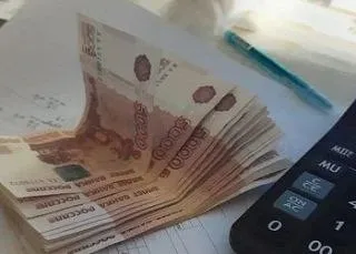 Житель Благовещенска выплатил государству более 1 1 миллиона рублей вместо конфискации автомобиля Об этом сообщает УФССП по Амурской области 37 летний мужчина повторно попался на пьяном вождении уже будучи лишенным прав Суд должен был конфисковать его машину Toyota Premio но водитель успел ее продать до начала процесса В итоге суд обязал его выплатить полную рыночную стоимость авто 1 131 000 рублей После того как приставы арестовали счета и запретили выезд за границу должник полностью погасил сумму в доход государства