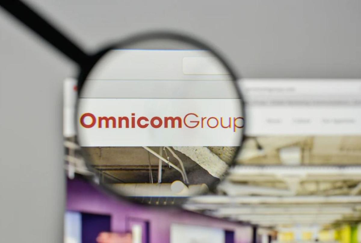 Медиахолдинг Omnicom покупает конкурента, чтобы стать крупнейшей рекламной компанией в мире  Omnicom Group покупает своего конкурента Interpublic за $13,3 млрд.  У объединенной компании будет более 100 тыс. сотрудников. Ее совокупная годовая выручка достигнет $25 млрд, а капитализация превысит $30 млрд.