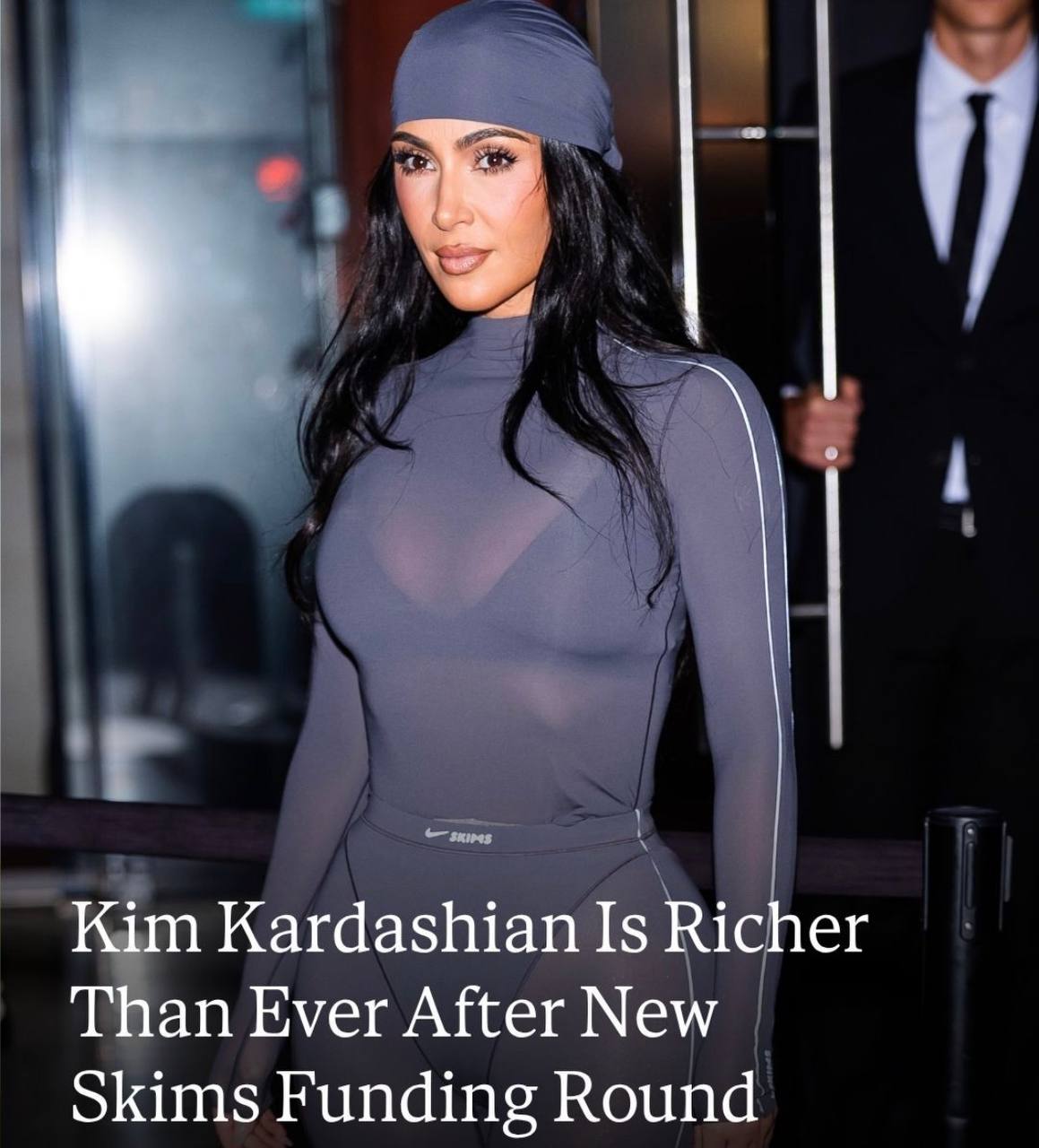 Бренд Ким Кардашьян Skims привлёк 225 млн в новом раунде инвестиций который возглавил Goldman Sachs Alternatives После сделки стоимость компании выросла до 5 млрд на миллиард больше чем год назад Основанный в 2019 году Кардашьян и Йенсом Греде бренд начинал как shapewear для всех типов фигур а теперь включает линейки домашней пляжной и мужской одежды В 2023 году Skims заработала 750 млн выручки и впервые стала прибыльной За три года доход компании вырос более чем в пять раз с 145 млн до 713 млн Среди партнёров NBA WNBA и USA Basketball а также NikeSKIMS совместная коллекция с Nike После долгого фокуса на e commerce бренд активно выходит в офлайн флагманы уже открыты в Нью Йорке Лос Анджелесе Майами и Остине на подходе ещё 16 магазинов в США и первые бутики в Европе и на Ближнем Востоке включая Лондон и Дубай Кардашьян по прежнему владеет крупнейшей долей 35 и по оценке Forbes имеет состояние около 1 7 млрд Почти 70 клиентов Skims миллениалы и зумеры