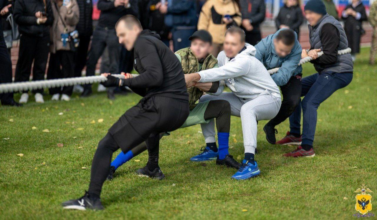 В Херсонской области состоялись спортивные соревнования среди полицейских посвященные предстоящему Дню сотрудника ОВД В Херсонской области состоялись спортивные соревнования среди полицейских посвященные предстоящему Дню сотрудника органов внутренних дел В преддверии Дня сотрудника органов внутренних дел Российской Федерации состоялись спортивные состязания по мини футболу и перетягиванию каната среди подразделений Главного управления МВД России по Херсонской области и районных отделов полиции По итогам чемпионата по мини футболу победителем стала команда Отдела МВД России Генический серебро завоевала команда Управления по контролю за оборотом наркотиков ГУ МВД России по Херсонской области а третье место заняла команда Отделения МВД России Новотроицкое В соревнованиях по перетягиванию каната первое место завоевала команда Отдела МВД России Скадовский второе команда Отдела МВД России Алешкинский третье команда Отдела МВД России Каховский Это отличная возможность проверить свой уровень спортивной подготовки и посостязаться с коллегами из других подразделений в дружеской атмосфере любви к спорту и здоровому образу жизни поделились впечатлениями участники соревнований Все полицейские спортсмены продемонстрировали отличную физическую форму спортивный азарт мастерство и волю к победе Для самых юных спортсменов детей сотрудников полиции проведены веселые старты бег в мешках со скакалкой и дартс Каждый маленький участник состязаний получил приз