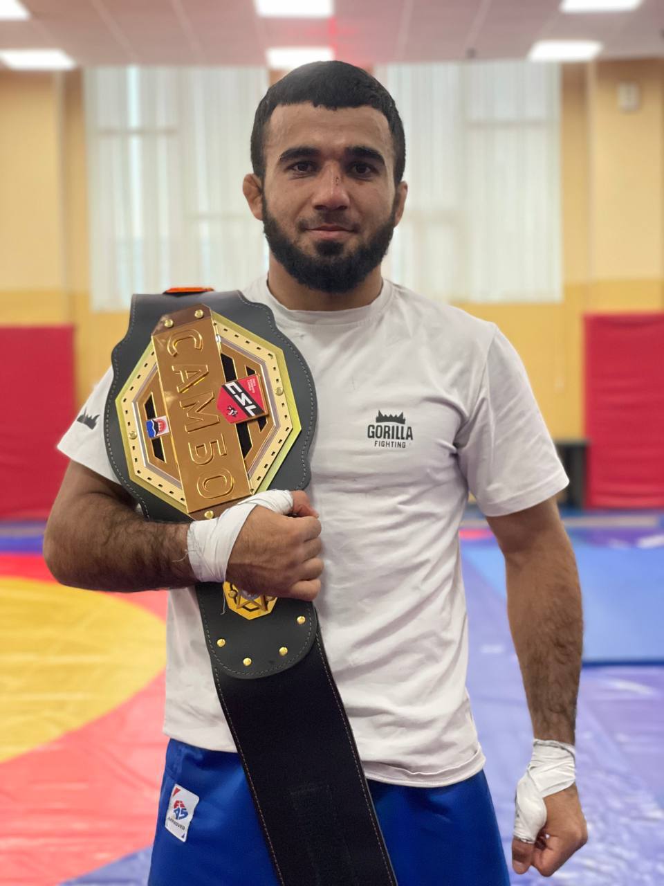 Боец из Бурятии одолел четырехкратного чемпиона Европы Бурятский спортсмен Яшар Мамедов одержал уверенную победу в Лиге профессионального боевого самбо на Камчатке Он выиграл бой у четырехкратного чемпиона Европы и победителя Всемирных игр Павла Пантелеева из Новосибирска сообщили в Минспорта республики Спортсмен тренируется в СК Хара Моритон под руководством Жаргала Жигжитова Ранее он чемпионом SFL в легчайшем весе и получил контракт с одной из крупнейших лиг СНГ AMC Fight Nights так держать Подписаться на Ариг Ус Продать новость Дать буст Проекты Новости Зурхай