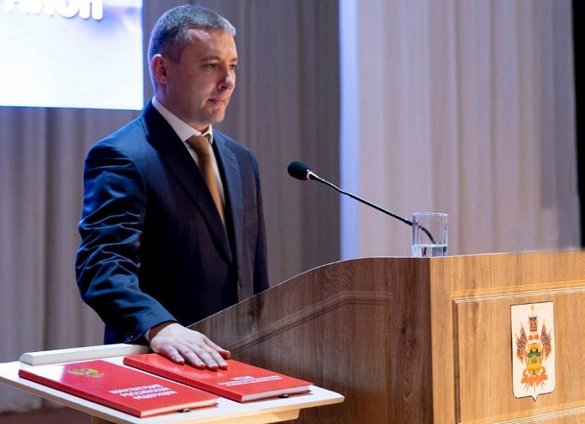 У бывшего главы Приморско Ахтарского района арестовали имущество на 250 млн рублей Прокуратура Краснодарского края направила в суд иск об обращении в доход государства имущества бывшего главы Приморско Ахтарского муниципального округа Максима Бондаренко общей стоимостью свыше 250 млн руб Максим Бондаренко во время исполнения муниципальной должности приобрел три земельных участка суммарной площадью более 3 1 тыс кв м три жилых дома площадью свыше 1 3 тыс кв м нежилое помещение площадью 118 8 кв м три автомобиля и снегоболотоход общая рыночная стоимость которых превысила 250 млн руб Прокуратура не получила сведений подтверждающих законность приобретения данных активов на официальные доходы 30 января 2026 года исковое заявление поступило в Приморско Ахтарский районный суд 2 февраля 2026 года суд принял обеспечительные меры и наложил арест на указанное имущество Бондаренко возглавлял район с декабря 2017 года и был уволен в январе этого года Подпишись на наш канал в Telegram MAX