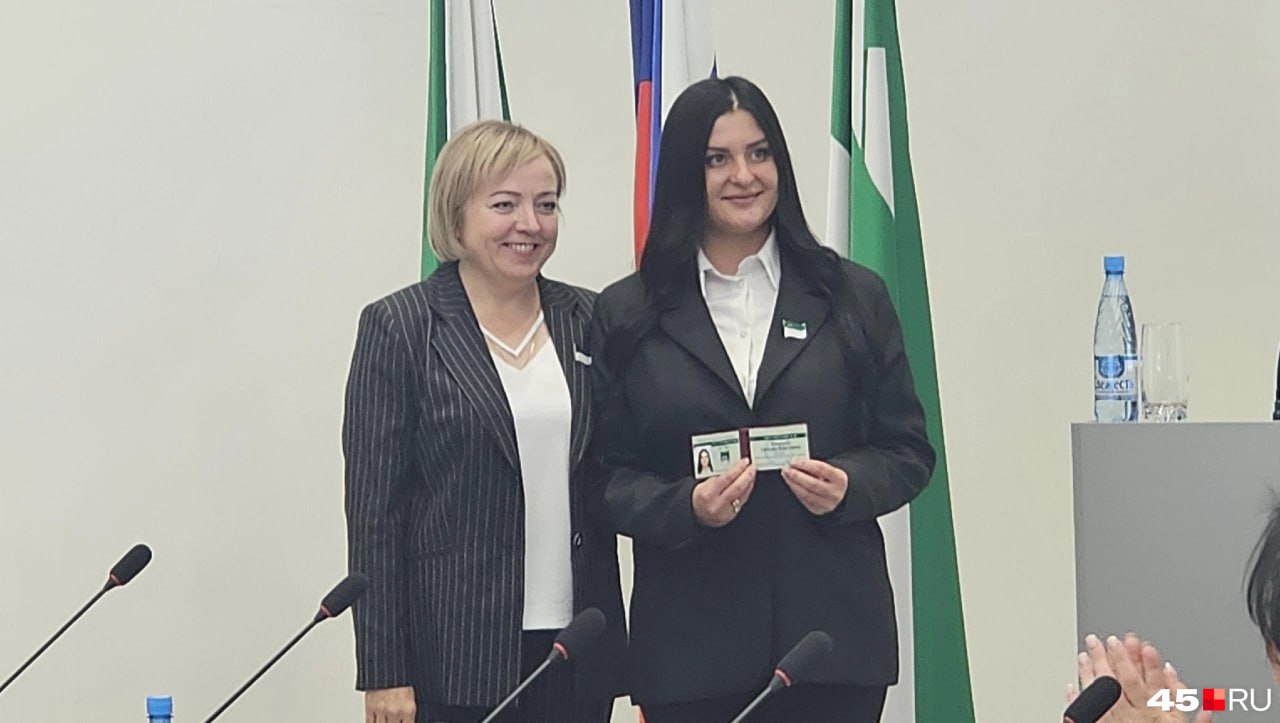 Председатель ТОС Изумрудный Снежана Викулина стала депутатом городской думы от партии Единая Россия Викулина вошла состав депутатских комиссий по экономической политике и предпринимательству и собственности по местному самоуправлению и регламенту городской думы и депутатской этике Она получила мандат Дмитрия Жуковского который стал депутатом облдумы Будьте в курсе даже офлайн Мы в MAX