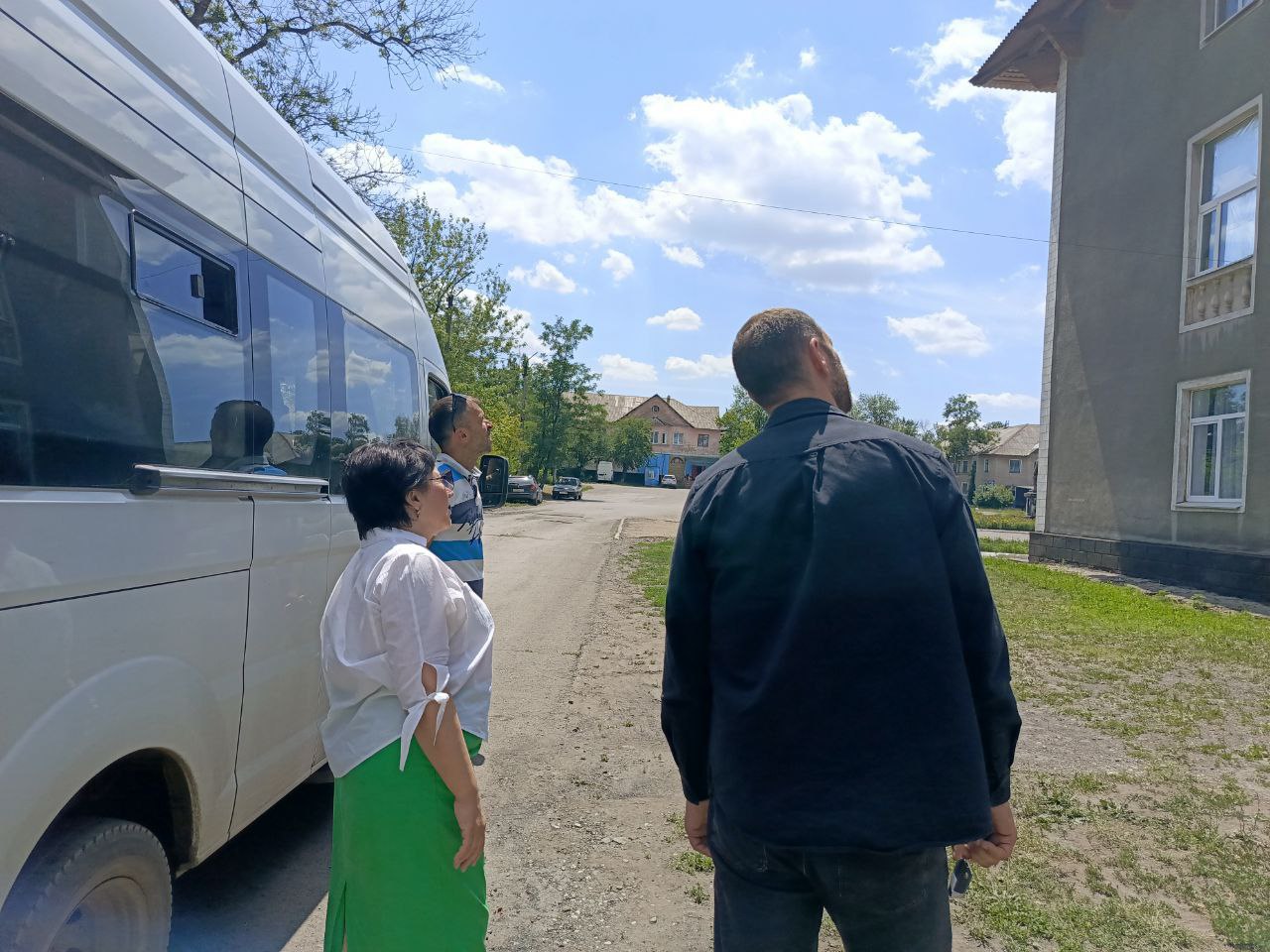 По поручению Главы городского округа Андрея Рубанцова заместитель Главы Ольга Орлова посетила Дворец культуры им. Горького в пгт Ясеновский, где в настоящее время проводится текущий ремонт кровли.   В ходе визита Ольга Орлова пообщалась с подрядчиками и оценила качество выполнения ремонта. На сегодняшний день специалистами демонтированы старые кровельные покрытия, проведена подготовка основания.  "Важно своевременно и добросовестно выполнить все этапы восстановления кровли, для того чтобы обеспечить безопасность и комфорт посетителей культурного учреждения" - отметила Ольга Орлова.   Ремонт кровли проводится в рамках государственной программы Российской Федерации по развитию культуры. Из бюджета Луганской Народной Республики для муниципальных образований Правительством Российской Федерации была выделена субсидия на 2025 год.