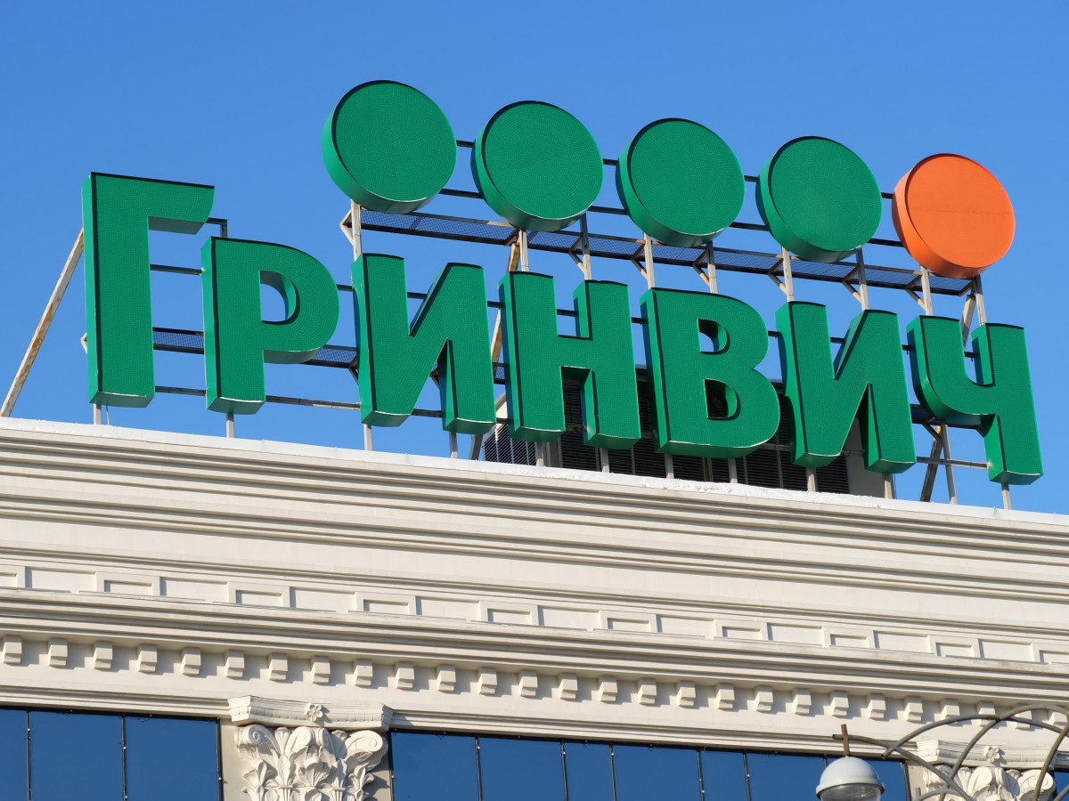 Двое сотрудников, работающих в точках в ТРЦ «Гринвич», опрошенные  , сказали, что им сообщили о грядущем закрытии 20-30 минут назад. Для них эта новость также стала неожиданной. При этом, по словам одного из работников центра, его заверили в администрации, что остановка работы центра ориентировочно продлится лишь несколько дней.   В общей сложности в ТРЦ «Гринвич» работают несколько тысяч человек.  Телеграм-канал   Поддержать Подписаться Прислать новость 18+