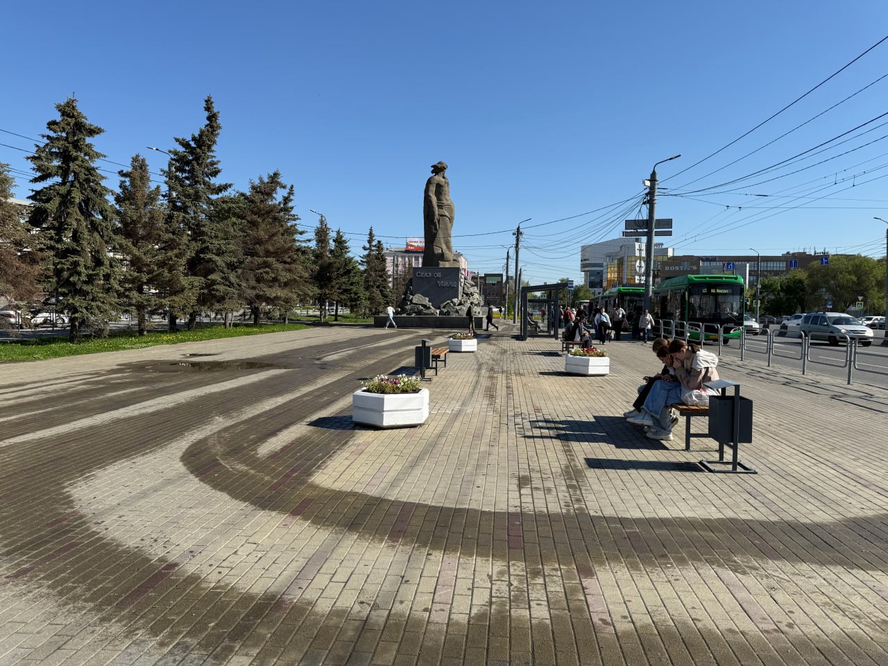 Привокзальную площадь в Челябинске очистили от нелегальных киосков Чтобы избежать возвращения ларьков на прежнее место, было принято решение о благоустройстве территории. Такое поручение дал глава города Алексей Лошкин. Рядом с памятником «Сказ об Урале» и остановкой установили лавочки, урны и клумбы с цветами. Территорию закрепили за подрядчиком, который будет поддерживать порядок. «На второй части площади предстоит выправить тротуарную плитку, которая пострадала от незаконных объектов. Затем здесь тоже появятся скамейки и урны», — отметили в мэрии.