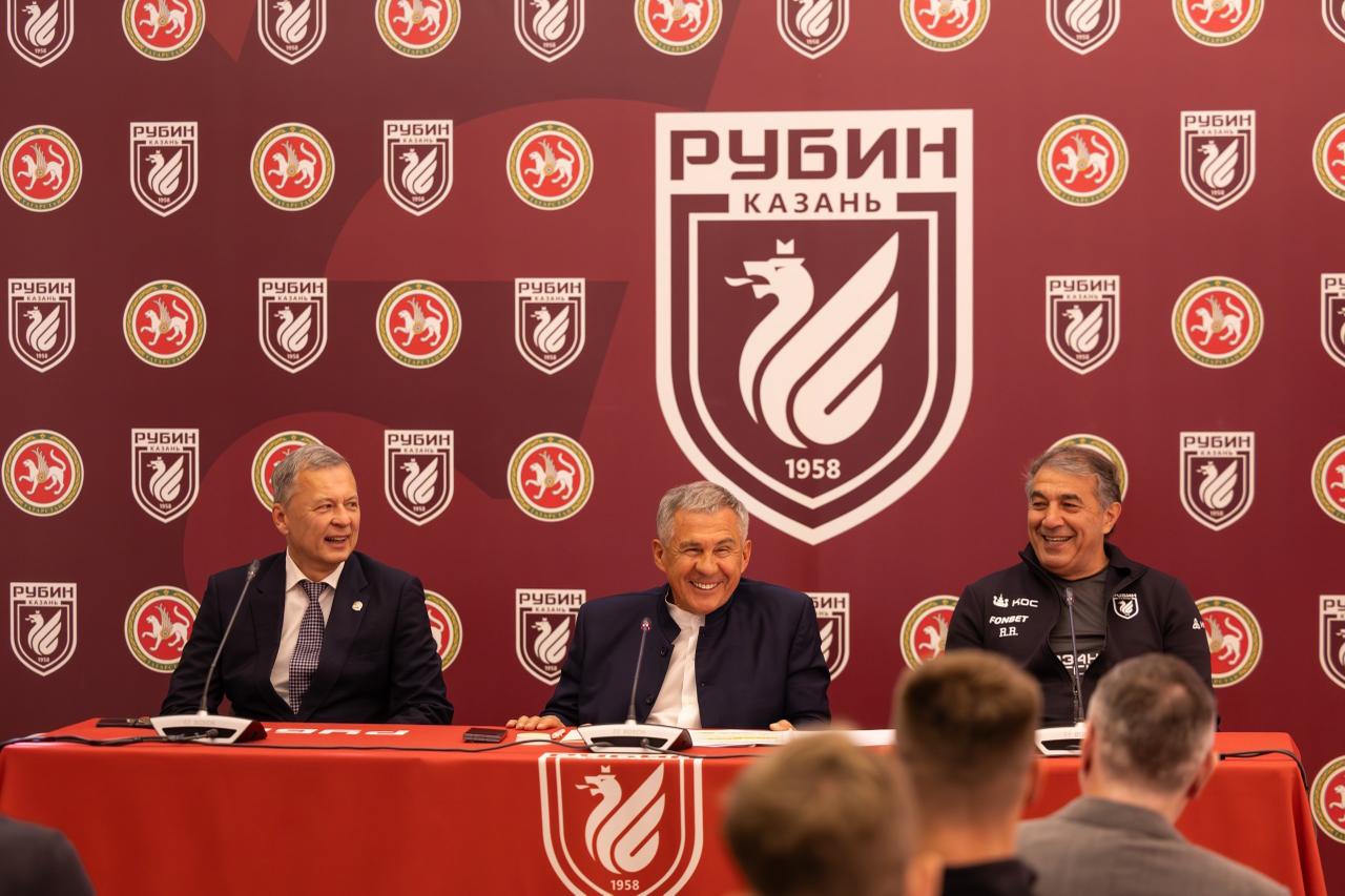 «Мы будем молиться за вас. Мусульмане – по-мусульмански, православные – по-православному» Рустам Минниханов встретился с «Рубином» перед стартом сезона. Раис Татарстана поблагодарил команду за прошлый сезон и пожелал удачи на предстоящий. – Огромные слова благодарности за ваше упорство и старание. Считаю, что у нас неплохой результат, исходя из наших позиций. Но мы будем работать и дальше. Вы видите, насколько командная и системная работа идет в части формирования инфраструктуры. Вы видите работу тренерского штаба, работу клуба в части привлечения болельщиков. Вы – наша команда, мы вместе с вами. Конечно, бывают какие-то вопросы, но мы вас вслух не ругаем. Таких моментов чтобы было у нас меньше. Самое главное – берегите себя, чтобы не было травм. Мы будем молиться за вас. Мусульмане – по-мусульмански, православные – по-православному. Есть и болельщики других религий. Вы – наша команда, «Рубин» – это наш бренд, достойный бренд. Хаерле сагатьте, в добрый час! – приводит слова Минниханова пресс-служба клуба.