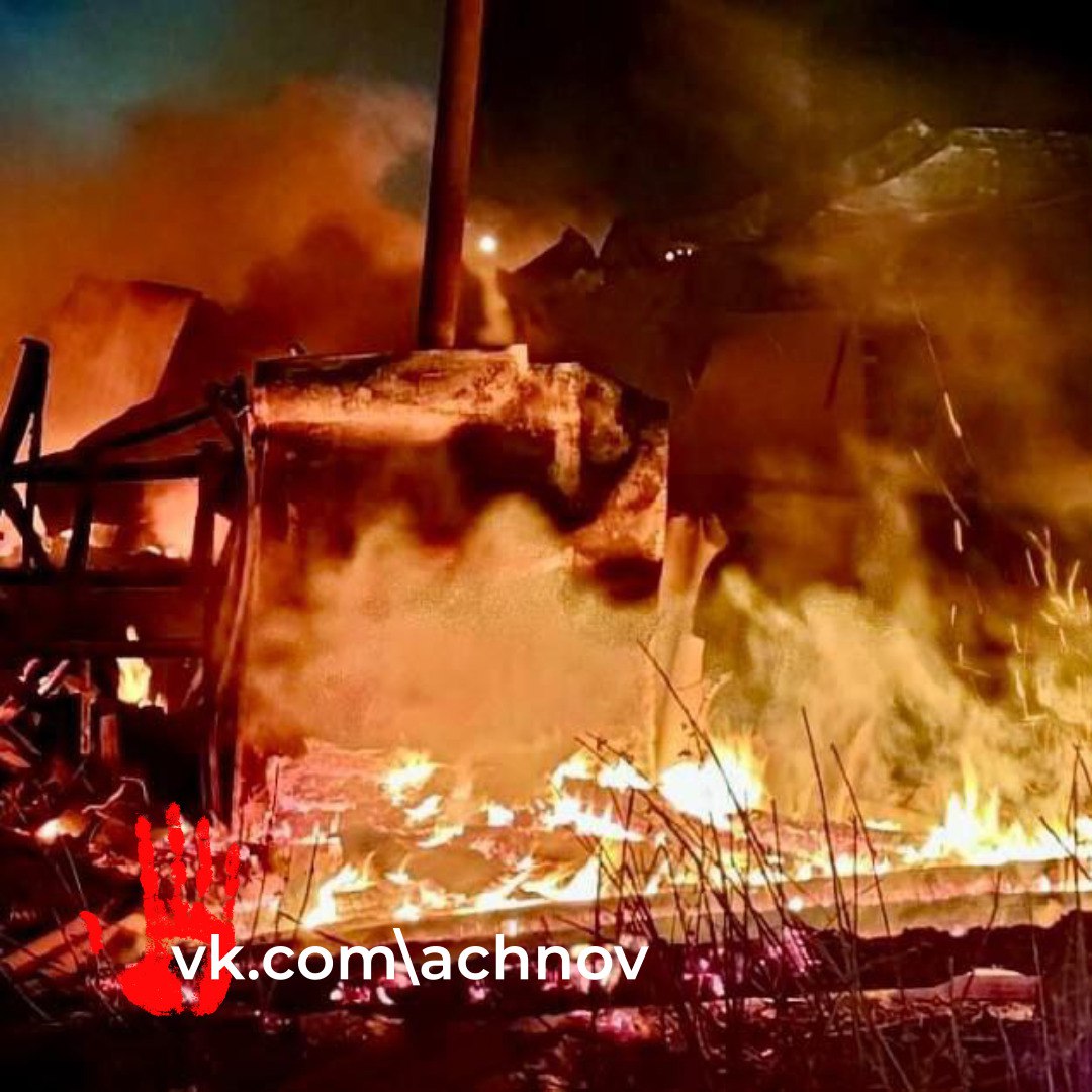 У погибших не было шансов на спасение.   На пожаре погибли 2 женщины. Трагедия произошла в пос. Сурменевский Верхнеуральского района.  Сгорели деревянный дом и надворные постройки. Площадь пожара - 160 кв.м.  На месте работали 12 сотрудников МЧС и 4 единицы техники. Предварительная причина ЧП - нарушение правил безопасности при использовании печного оборудования.  По данному факту следственными органами Следственного комитета Российской Федерации по Челябинской области проводится доследственная проверка.