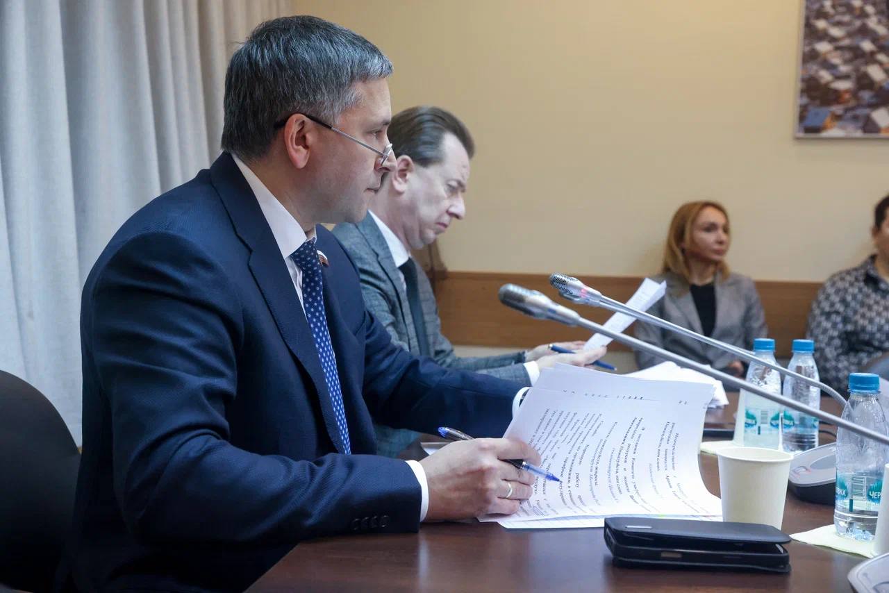 На заседании Комитета по экологии обсудили новые ставки платы за негативное воздействие на окружающую среду на 2026 2030 годы Комитет совместно с Минприроды провел расчеты на конкретных предприятиях По итогам этой работы были скорректированы ставки Хотя для ряда отраслей плата к 2030 году вырастет в разы абсолютная нагрузка на крупные компании не станет критической Также Минприроды и Минэкономрзвития по результатам нашей совместной работы приняли решение не применять повышающий коэффициент 2 для районов Крайнего Севера чтобы поддержать их развитие сохранив его для особо охраняемых природных территорий Заместитель главы Комитета по экологии Георгий Арапов представил детальный отраслевой анализ Он отметил что рост нагрузки разный в металлургии в 9 20 раз в добыче золота 15 25 раз в нефтегазовом секторе до 5 раз Для энергетики и химии данные уточняются Георгий Константинович подчеркнул что ставки должны стать мотиватором для внедрения современных технологий а не демотиватором Он указал на системные проблемы такие как сложности с зачётом затрат на экологию и избыточное администрирование и предложил провести весной стратегическую сессию с участием бизнеса для выработки сбалансированных решений Первый заместитель министра природных ресурсов и экологии Константин Цыганов рассказал о серии встреч с бизнесом которые прошли осенью До мая 2026 года запланирован трёхэтапный процесс сверки расчётов платы с различными отраслями промышленности на принципах прозрачности и ответственности Это позволит при необходимости скорректировать ставки уже на 2027 год Также будет дана оценка надо ли модернизировать методику расчёта Над этим сейчас ведется работа Особо отмечу выступление Александра Когана который поставил ряд принципиальных вопросов Первый нужно проанализировать методологию учета затрат предприятий Действующая методология приводит к бесконечным судам между предприятиями и надземными органами Необходимо четко понимать можно ли вычитать деньги НВОС потраченные на определенные экологические мероприятия Предприятия считают что можно Росприроднадзор что нет Министерство и надзорные органы должны проанализировать эту проблему и доложить что нужно исправить в методологии Второй об объективном контроле Ключевой инструмент здесь датчики автоматического контроля выбросов В 12 городах проекта Чистый воздух обязательными системами автоматического контроля оснащены лишь 37 источников Более 60 вне зоны объективного онлайн мониторинга то есть реальных объемов их выбросов и сбросов мы не знаем Третий более 1000 промышленных объектов до сих пор не получили комплексные экологические разрешения хотя обязательный срок истёк 1 января 2025 года К лидерам этого антирейтинга относятся некоторые крупные компании из ключевых отраслей Для них при расчёте платы за НВОС будет применяться повышающий коэффициент который в отдельных случаях может увеличить сумму платежа в 100 раз Комитет поддержал проделанную работу У нас переплетается с этим вопросом федеральный проект Чистый воздух Учитывая что в текущем году заканчивается срок его реализации предлагаю проанализировать эффективность проделанных мероприятий Это важно в том числе для новых 29 городов которые вошли в эксперимент в 2023 году