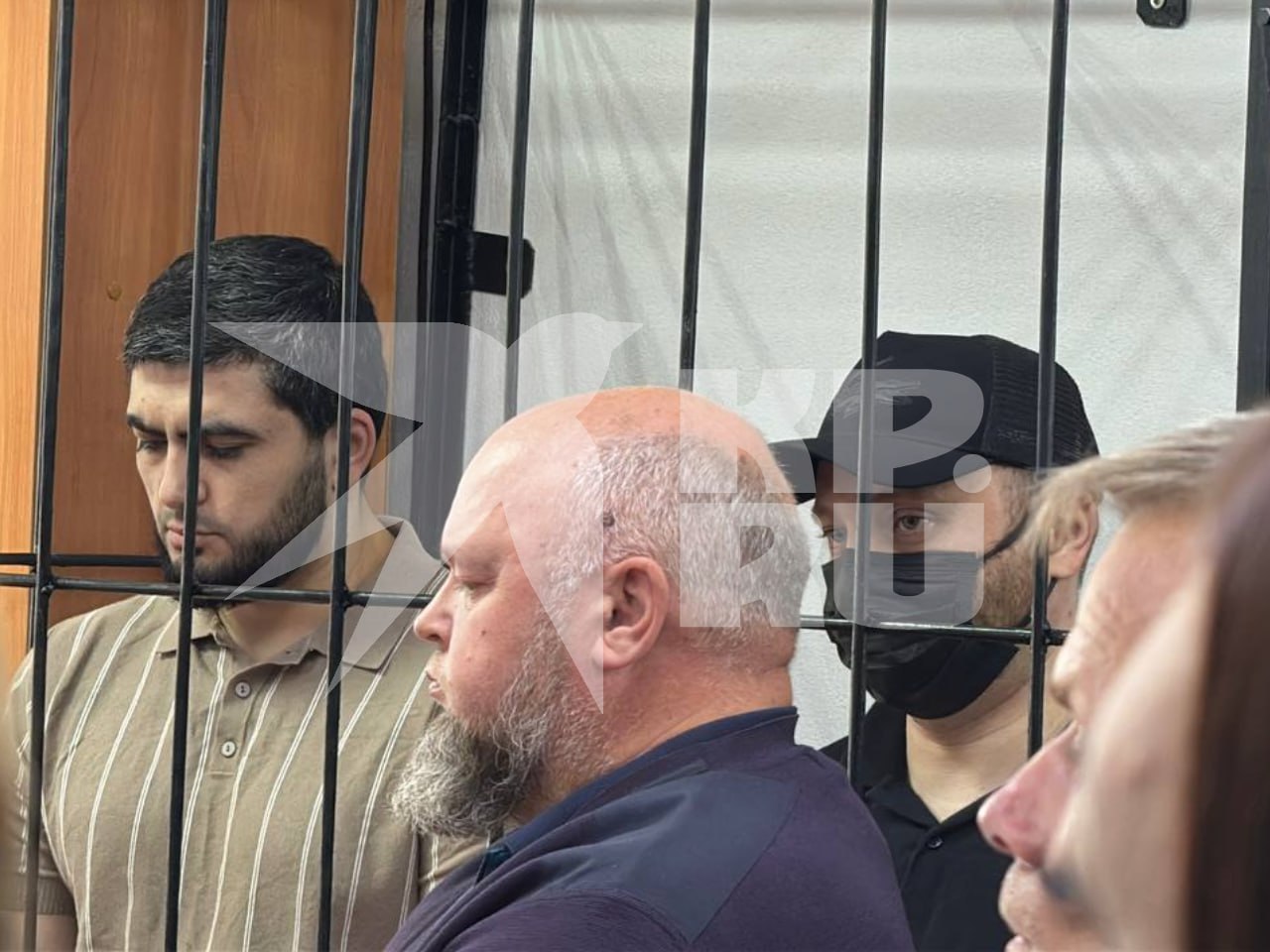 Фигурантам громкого дела по отравлению сидром вынесут приговор В понедельник 22 сентября проходит очередное заседание по делу об отравлении сидром Подсудимые Анар Гусейнов и Артем Айрапетян ждут оглашения решения суда Ранее прокурор запросил для обвиняемых почти 10 лет колонии Напомним Мистер Сидр убил 50 человек еще 66 человек оказались в больнице Подпишись на truekpru63 Мы в MAX