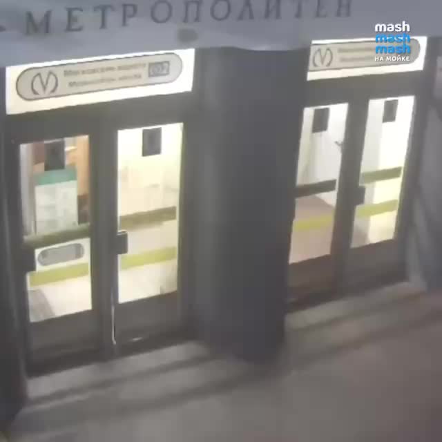 Мужчина разбил дверь метро в попытке погреться, прокуратура утвердила обвинение