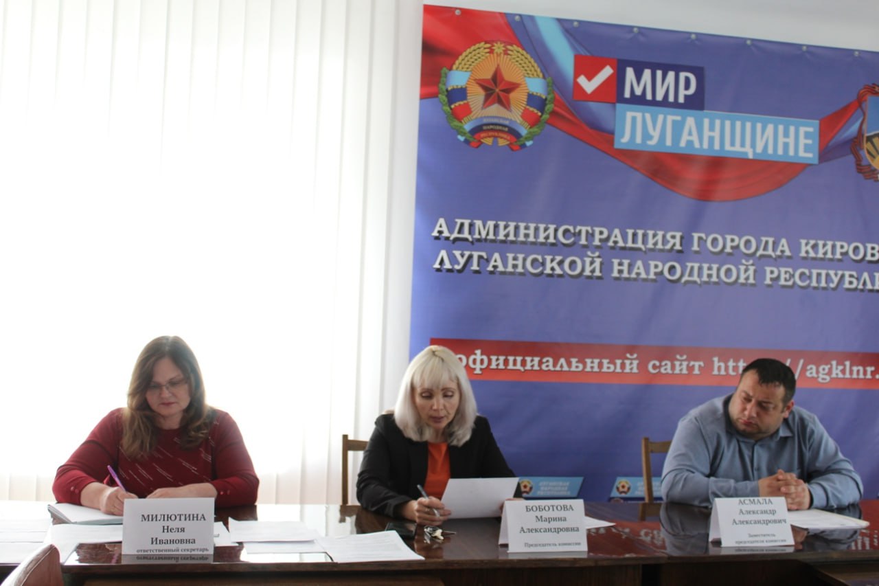 7 мая в Администрации городского округа муниципальное образование городской округ город Кировск состоялось очередное заседание комиссии по делам несовершеннолетних и защите их прав. В ходе заседания обсудили: подготовку к рассмотрению 1 административного дела -в отношении законного представителя несовершеннолетнего по ч.1 ст.5.35 КоАП РФ. межведомственное взаимодействие по организации индивидуальной профилактической работы с семьей, находящейся в социально опасном положении. Также были рассмотрены следующие вопросы: •О профилактике семейного неблагополучия в рамках профилактической работы с многодетными семьями. •Об организации профилактической работы с несовершеннолетними, состоящими на всех видах учета. По итогу заседания субъектам профилактики даны поручения по рассмотренным вопросам. Уважаемые родители, напоминаем об ответственности за воспитание и сохранность жизни и здоровья своих детей, о необходимости контроля за действиями своих детей. Благополучие Ваших детей в Ваших руках!