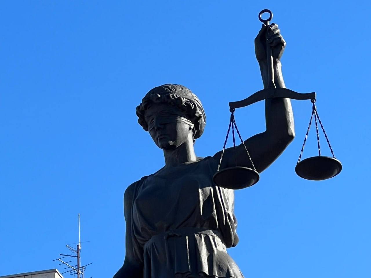 В Красноярске местный житель признан виновным в публичном демонстрировании символики экстремистской организации   Собранные следственными органами ГСУ СК России по Красноярскому краю и Республике Хакасия доказательства признаны судом достаточными для вынесения обвинительного приговора в отношении 39-летнего жителя города Красноярска. Он признан виновным в совершении преступления, предусмотренного ч. 1 ст. 282.4 УК РФ  неоднократное публичное демонстрирование символики, сходной с нацистской символикой, символики экстремистской организации, публичное демонстрирование которых запрещено федеральными законами .  Следствием и судом установлено, что не позднее 23 апреля 2025 года обвиняемый, будучи привлеченным судом к административной ответственности за публичное демонстрирование символики экстремистской организации, находясь в различных общественных местах города Красноярска, публично демонстрировал посторонним гражданам нанесенные на кисти своих рук татуировки запрещенной экстремистской организации.  Приговором суда подсудимому назначено наказание в виде 1 года 3 месяцев исправительных работ с удержанием 10% в доход государства.