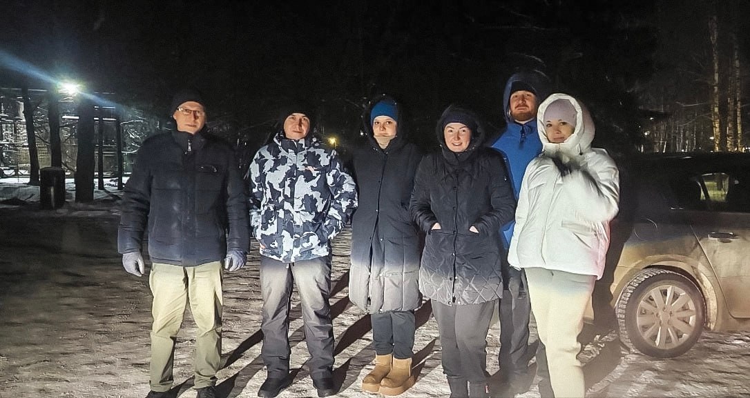 На улицы Йошкар Олы и окрестностей вышел Ночной патруль На прошлой неделе в Йошкар Оле стартовала акция добровольческого поискового отряда ЛизаАлерт Ночной патруль призван помочь горожанам и гостям марийской столицы добраться до дома когда царят холода За последние годы патрулирование по ночам подтвердило свою необходимость Благодаря неравнодушию участников отряда домой в тепло возвращались потерявшиеся гости Йошкар Олы горожане оставшиеся без возможности заказать такси и добиравшиеся пешком в мороз Были и автомобилисты у которых на трассе сломалась машина опоздавшие на автобус пенсионеры На задачи выезжали семь добровольцев Помощь потребовалась одному человеку его довезли до пункта назначения рассказала доброволец отряда с позывным Патока Территория патрулирования от Руэма до Савино включая центр города Особое внимание обращаем на детей пожилых людей сидящих или лежащих Присоединиться к команде Ночного патруля может любой человек старше 18 лет