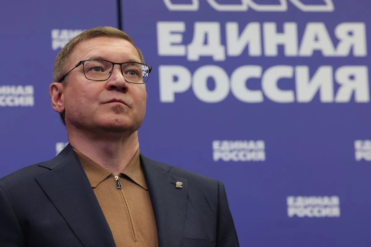 Секретарь генсовета ЕР Якушев потребовал не доходить до запретительского маразма Бывший полпред президента в УрФО а ныне председатель генсовета Единой России Владимир Якушев заявил Коммерсанту что ЕР не является партией запретов а имели место лишь некоторые личные мнения и инициативы некоторых депутатов Мы публично поясняем почему не стоит сегодня вводить запреты и усиливать жёсткие меры не стоит вводить цензуру почему нужно опираться на мнение граждан общественных организаций экспертов отметил Якушев Он призвал однопартийцев тщательнее обдумывать свои публичные выступления чтобы в медиа не появлялись дикие инициативы не согласованные с партией Также Якушев подчеркнул что нельзя доходить до запретительского маразма Президент России призвал не перебарщивать с запретами Подписывайтесь на наш MAX и VK