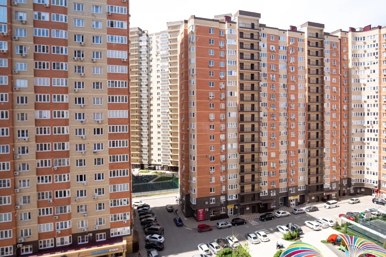 Каждая третья квартира на вторичном рынке Краснодара стоит менее 5 млн рублей Доля квартир ценой менее 5 млн рублей на вторичном рынке Краснодара на конец 2025 года составляет 35 На первичном рынке недвижимости ниже этой стоимости можно приобрести только 6 жилья Стройка