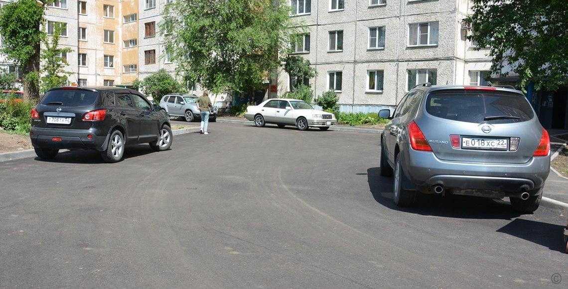 В Барнауле продолжается благоустройство дворовых территорий  Глава администрации Ленинского района Евгений Авраменко проконтролировал следующий этап работ по благоустройству двора по ул.Юрина, 202. На месте проведения работ также побывали депутаты Барнаульской городской Думы Николай Савинский и Азер Алиев. Они  встретились с представителями городского комитета жилищно-коммунального хозяйства, подрядной и управляющей организаций, инициативной группой жителей.  На сегодняшний день во дворе дома уже установлены бордюрный камень и поребрик, заасфальтирована внутридворовая территория. Сейчас ведутся работы по ремонту тротуара со стороны ул.Юрина.  Участники совещания обсудили, возникающие по ходу выполнения работ вопросы, оценили их качество, выслушали пожелания жителей.  Напомним, что по проекту во дворе по ул.Юрина, 202 запланированы следующие виды работ: ремонт и устройство дворового проезда, тротуара, парковки; устройство: освещения, детской площадки  качели, горка, карусель , спортивной площадки  тренажеры, стойка баскетбольная, теннисный стол , ограждение  последней.  На следующей неделе глава вместе с представителями депутатского корпуса планируют посетить еще один двор по ул.Веры Кащеевой, 4, который также благоустраивается в Ленинском районе по муниципальной программе «Формирование комфортной городской среды».   Напомним, в Барнауле в этом году будет благоустроено 27 дворов: по 8 – в Октябрьском и Индустриальном районах, 4 - в Ленинском, 6 – в Железнодорожном и 1 – в Центральном.