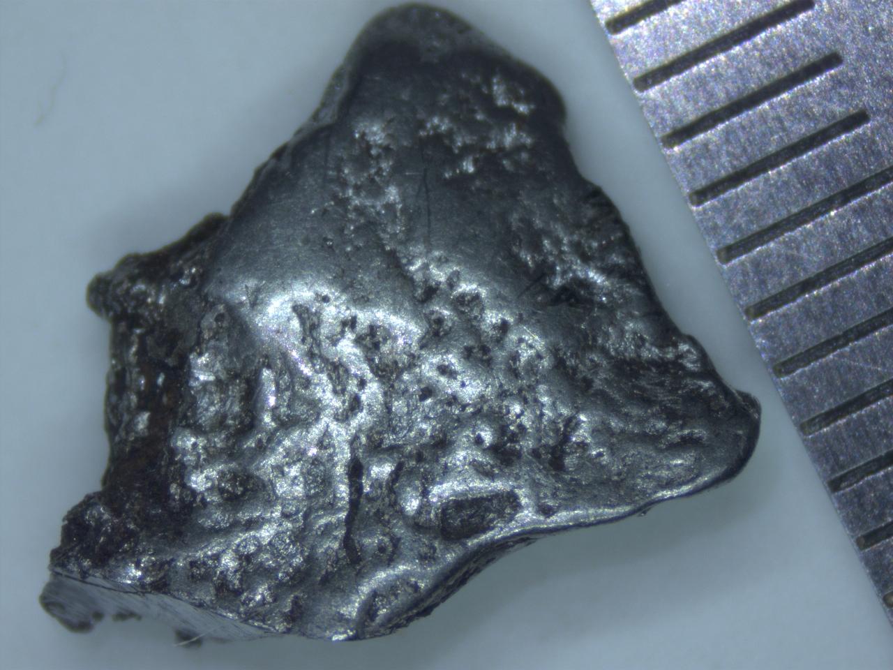 Сотрудники Института земной коры СО РАН Иркутск впервые применили метод рентгенофлуоресцентной спектрометрии с полным внешним отражением TXRF для элементного анализа железного метеорита Для этого ученые существенно модифицировали процесс пробоподготовки Метод был протестирован на Сихотэ Алинском метеорите Метеориты это осколки астероидов реже Марса или Луны которые миллиарды лет путешествовали в космосе в практически неизменном виде Пока на Земле текли океаны извергались вулканы и двигались континенты стирая память о самом начале времен эти космические вещества ее сохранили Поэтому метеориты можно назвать капсулами времени Их анализ и дальнейшая классификация позволяет узнать первичный состав Земли до того как ее переработали внутренние процессы Таким образом изучая эти космические камни мы фактически проводим археологические раскопки истории нашей собственной планеты рассказывает научный сотрудник ИЗК СО РАН Артём Мальцев Исторически одним из золотых стандартов для анализа железных метеоритов был нейтронно активационный анализ НАА Образец облучали в ядерном реакторе а потом по характеру излучения определяли его состав Этот метод практически не разрушал образец однако для его применения был нужен ядерный реактор к тому же после облучения образец становился радиоактивным и с ним сложно было работать дальше Сейчас для исследования метеоритов чаще используют методы масс спектрометрии которые могут определить не только элемент но и его изотоп Однако такие способы как правило требуют растворения образца или выжигания в нем лазером микроскопического кратера лазерная абляция Это дорого сложно и что критично для ученых частично разрушает бесценный материал для редких метеоритов каждый миллиграмм на счету Сотрудники Института земной коры СО РАН решили использовать для исследования железных метеоритов метод рентгенофлуоресцентного анализа в условиях полного внешнего отражения Основная трудность для ученых была не в принципе работы метода а в его адаптации к объекту Необходимо было добиться максимальной правильности и воспроизводимости Стояло два ключевых вызова во первых это пробоподготовка для железной матрицы Нужно было перевести кусочек железа в форму пригодную для анализа TXRF и при этом не потерять и не загрязнить важные микроэлементы Во вторых важно правильно выбрать репрезентативный образец Метеорит неоднородный сплав Следовало понять какую именно его часть взять для анализа чтобы результат отражал средний состав всего метеорита а не отдельного включения В методах типа TXRF пробоподготовка это 90 успеха Наша модификация заключается в разработке и оптимизации оригинального протокола растворения железной матрицы Мы подобрали такие кислоты температуру и последовательность действий которые полностью переводят металл в раствор минимизируют потерю летучих элементов а также предотвращают загрязнение образца извне и обеспечивают стабильность полученного раствора для точных измерений рассказывает Артём Мальцев Подробнее об исследовании можно прочитать на сайте Науки в Сибири