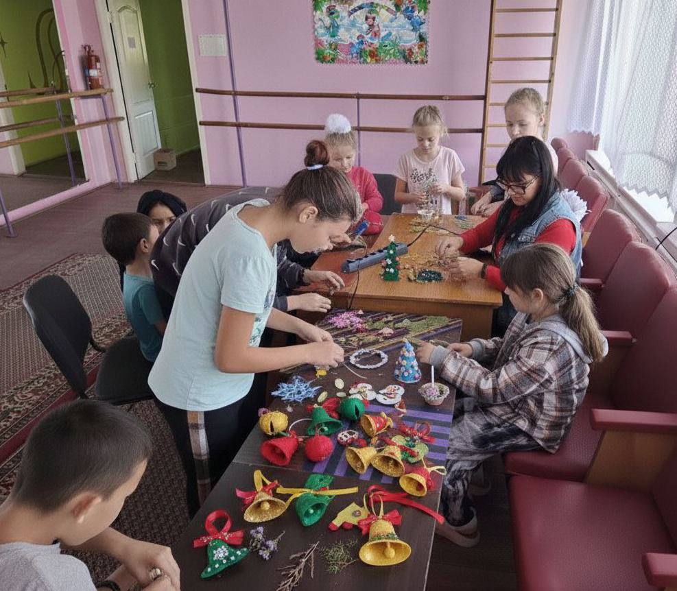 В СП МБУ КМЦ Знаменский СДК прошел мастер класс по изготовлению рождественского колокольчика Дети с горящими глазами и полные энтузиазма собрались на мастер класс посвященный изготовлению рождественского колокольчика символа радости надежды и добрых вестей Ребята увлеченно работали над созданием своих уникальных шедевров в ход шли самые разнообразные материалы блестящая фольга разноцветные ленты яркие бусины и конечно же золотистые колокольчики Каждый участник смог проявить свою фантазию и индивидуальность создавая неповторимый дизайн Мастер класс превратился не только в увлекательное занятие но и в площадку для общения и обмена идеями Дети с удовольствием делились друг с другом секретами помогали советом и поддерживали творческие начинания Атмосфера дружбы и взаимопонимания царила в зале наполняя сердца радостью и теплом