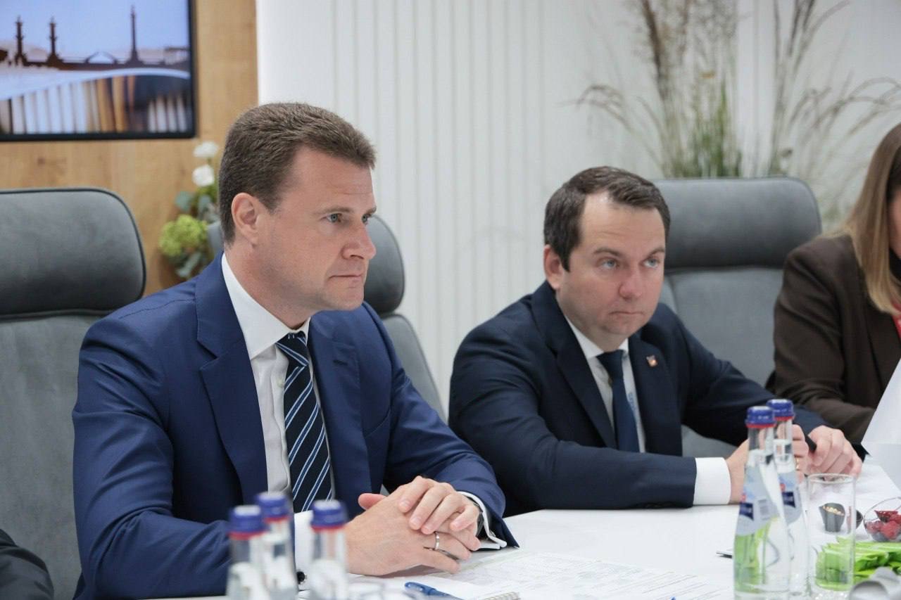 Глава Минвостокразвития Алексей Чекунков, генеральный директор Дом.РФ Виталий Мутко и губернатор Мурманской области Андрей Чибис обсудили вопросы распространения программы «Доступное арендное жилье» на регионы Арктики. Совещание прошло на полях Петербургского международного экономического форума ПМЭФ . Поручение внедрить механизм строительства льготного арендного жилья, который уже успешно применяется на Дальнем Востоке, дал Президент России Владимир Путин по итогам Международного арктического форума, состоявшегося в Мурманске в марте этого года. На Дальнем Востоке профинансировано строительство более 11,5 тыс. квартир. Оператором программы выступает ДОМ.PФ. На эти цели правительство России выделило 87 млрд рублей. Уже заселены 497 квартир в новостройках Владивостока, Анадыря, Якутска, Петропавловска-Камчатского, Читы, Комсомольска-на-Амуре, с. Троицкое Сахалинская область . Новое жилье предоставлено по льготным ставкам учителям, врачам, участникам СВО, работникам ОПК, востребованным молодым специалистам, студентам. В ближайшее время будут заселены еще 96 квартир на Сахалине. Также обсуждались вопросы финансирования инфраструктуры, программы замены лифтового оборудования и реконструкции объектов культурного наследия.